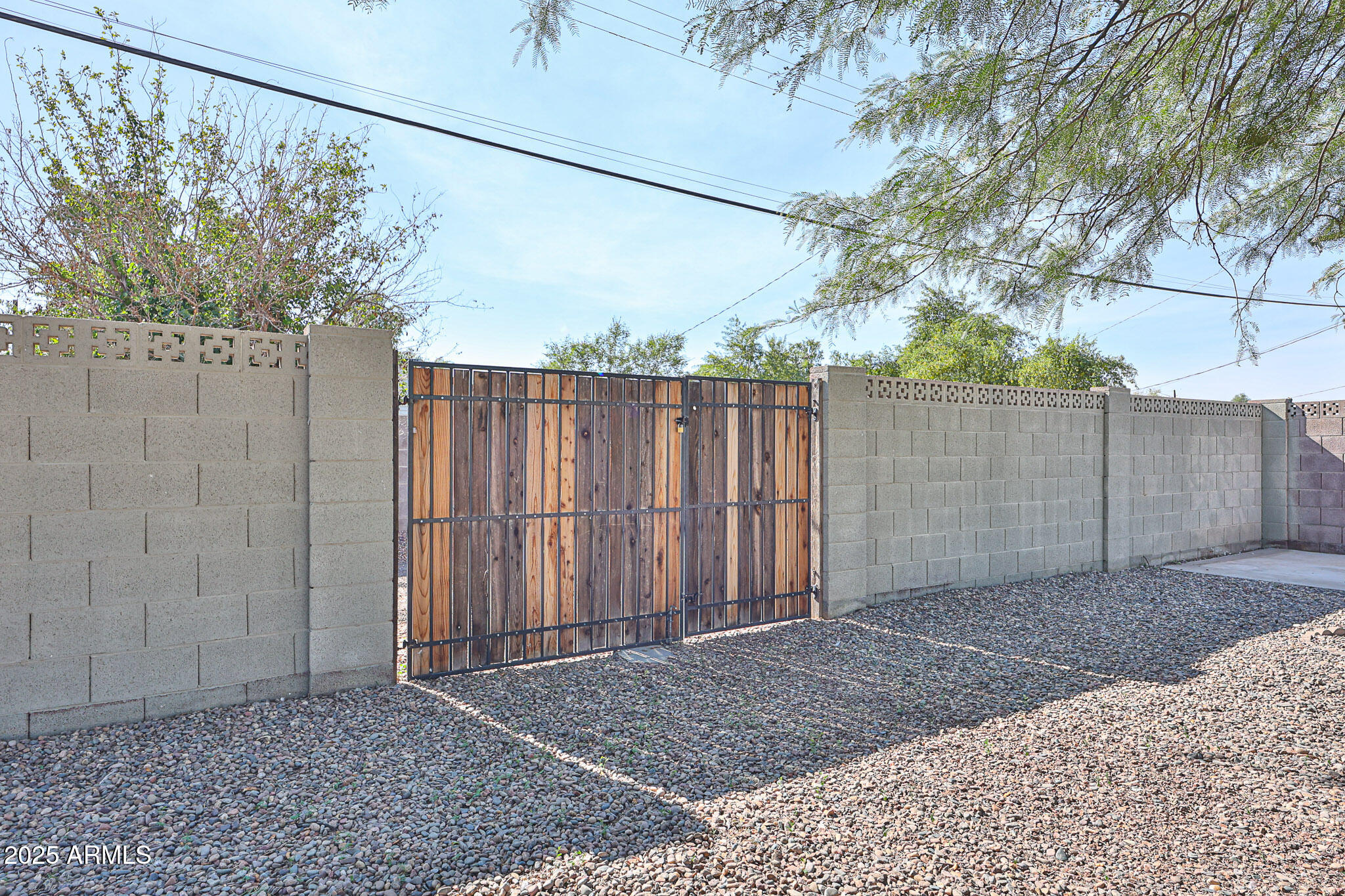 2221 W CLARENDON Avenue