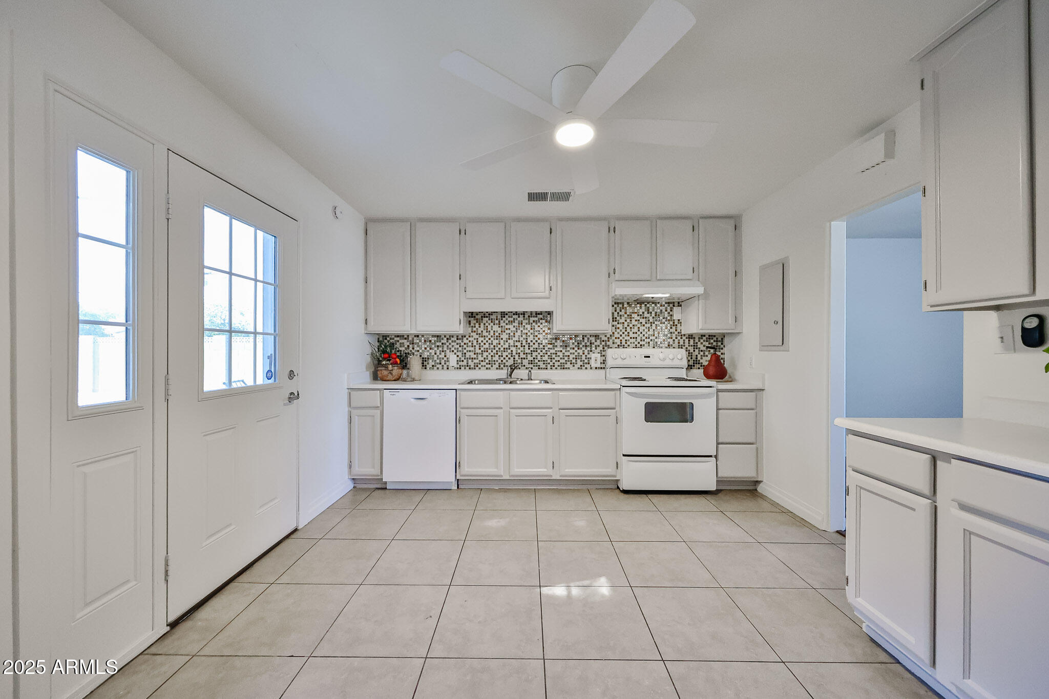 2221 W CLARENDON Avenue