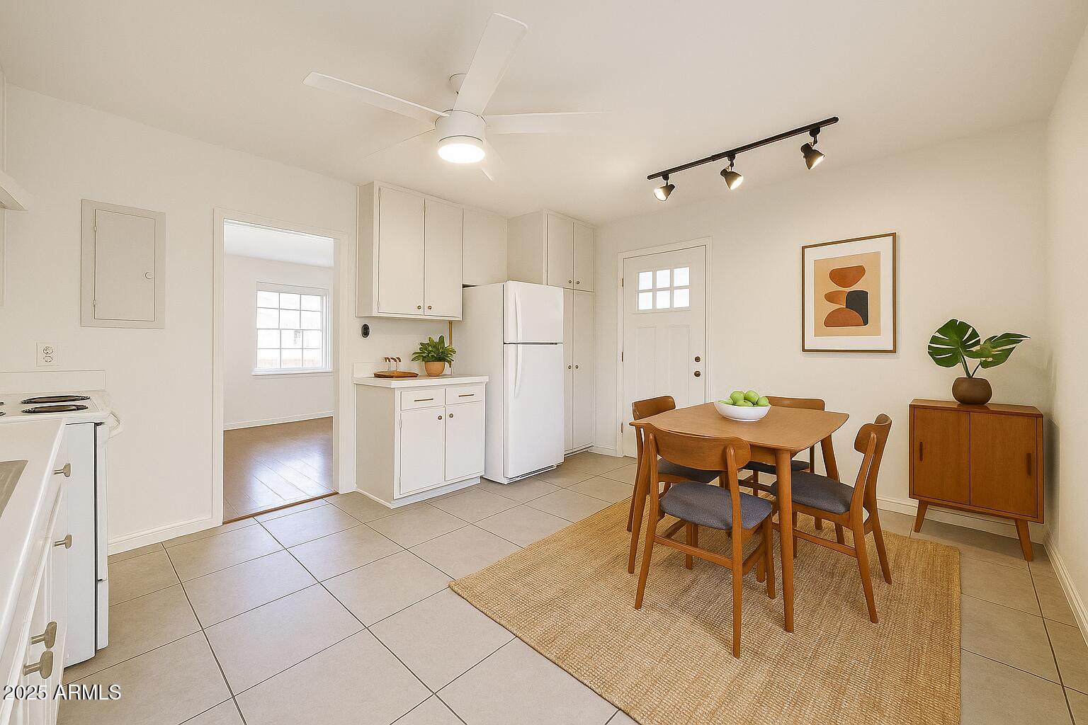 2221 W CLARENDON Avenue