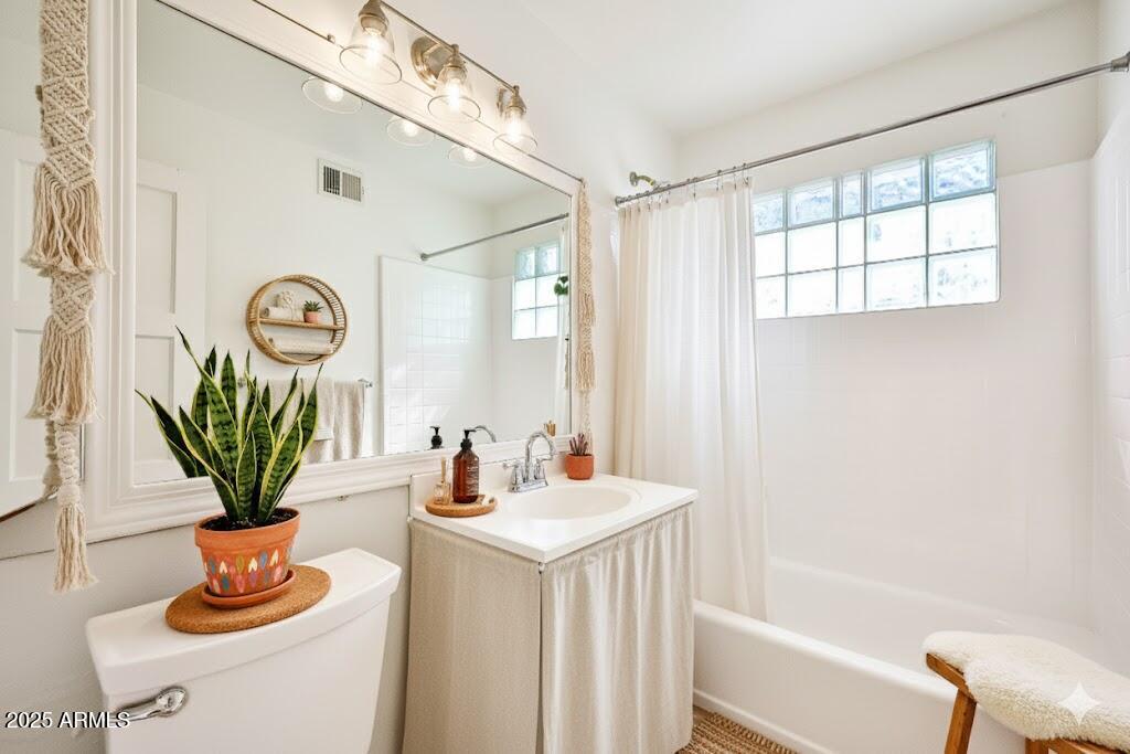 2221 W CLARENDON Avenue