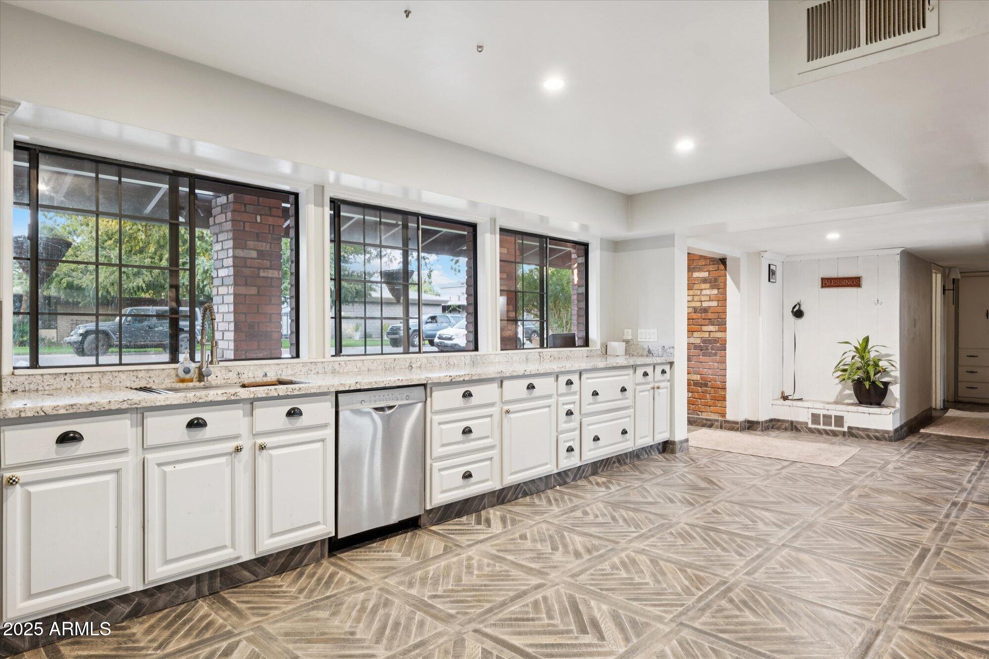 105 E CLAREMONT Street