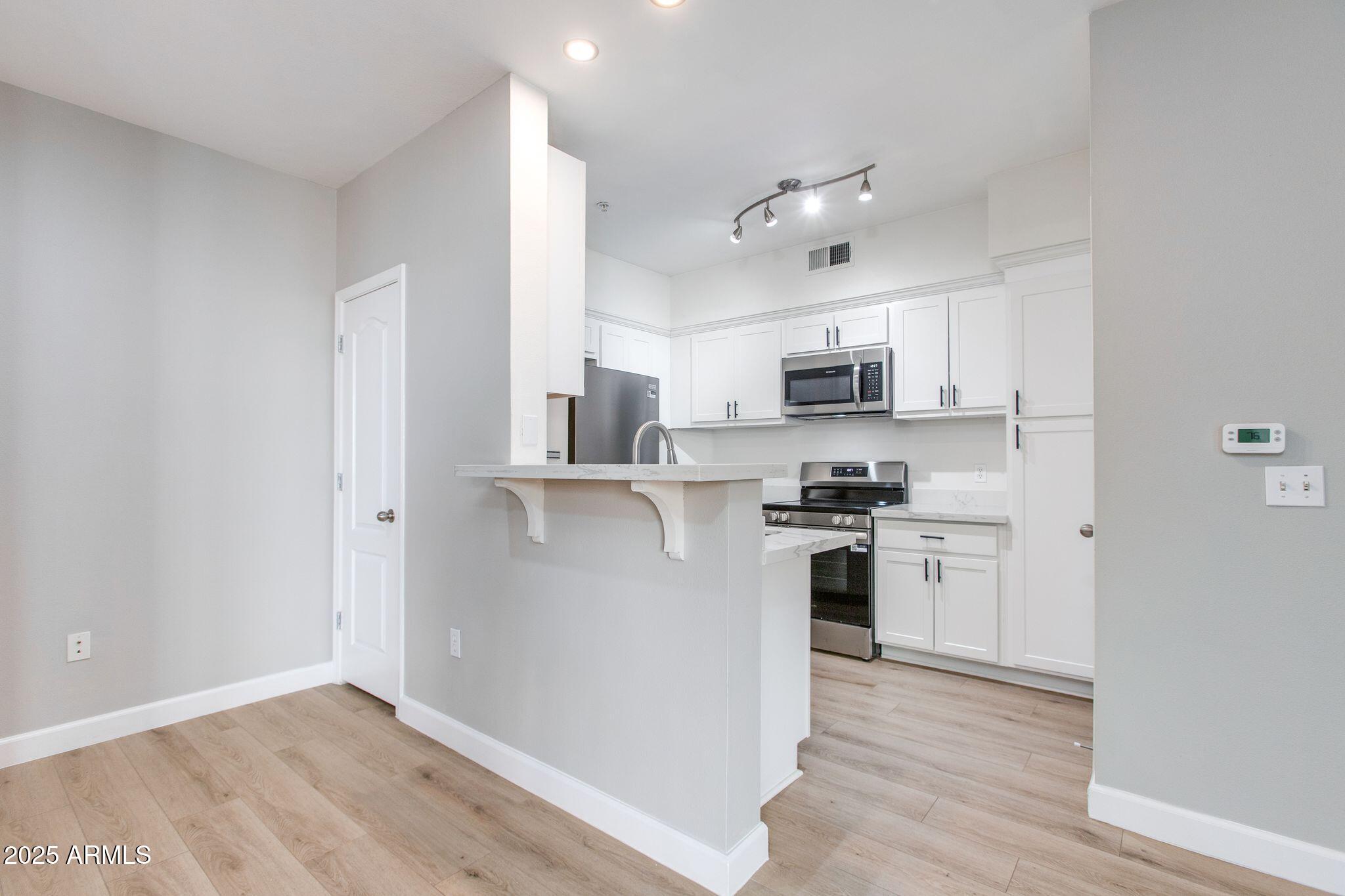 1701 E COLTER Street, 218