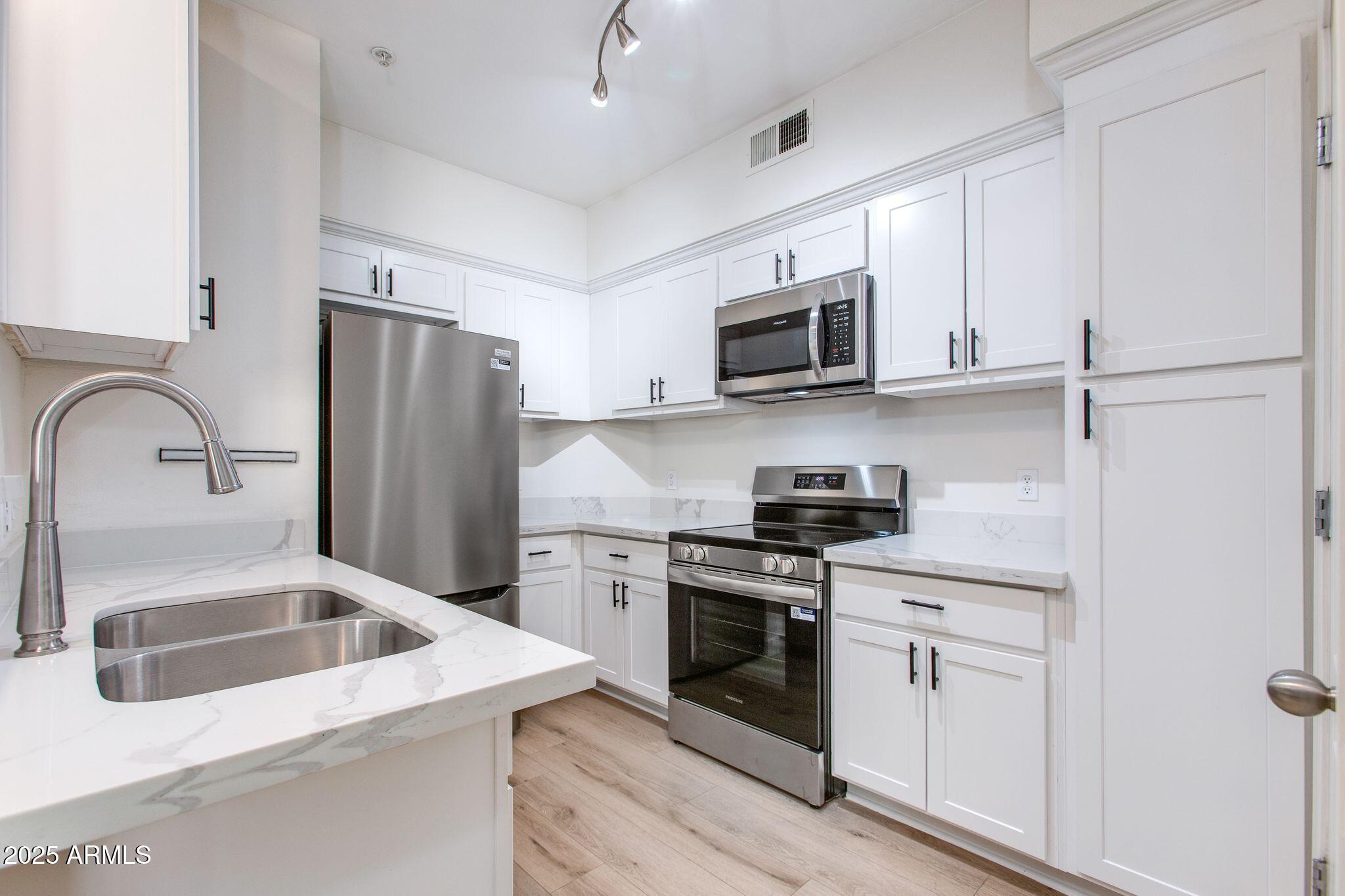 1701 E COLTER Street, 218