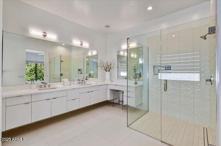 100 W NORTHERN Avenue 8