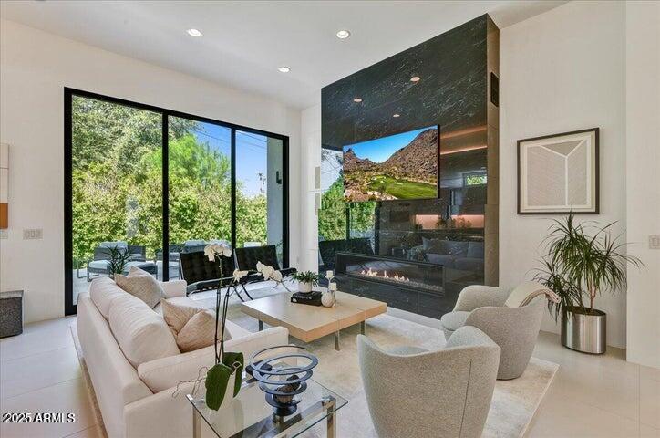 100 W NORTHERN Avenue 16