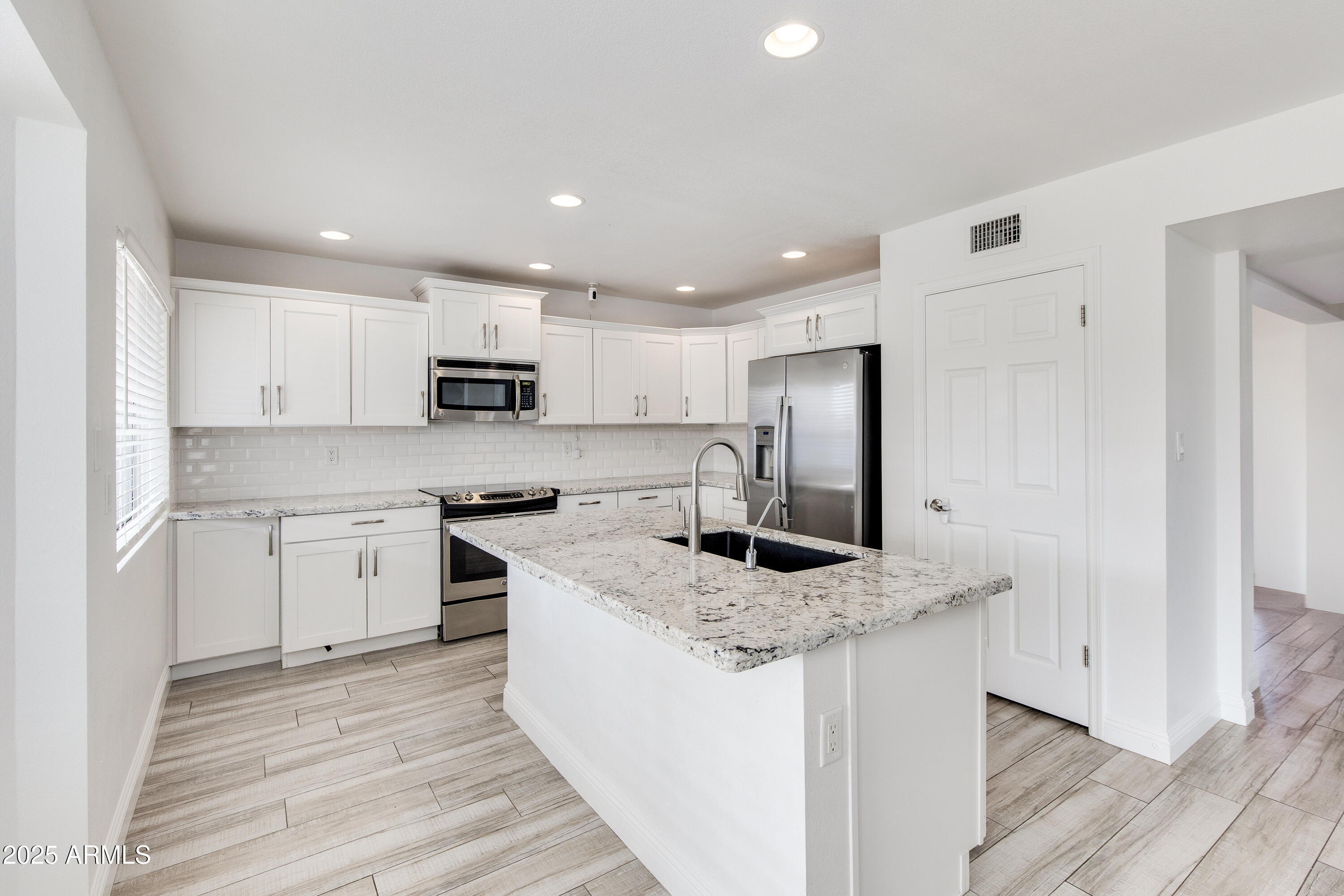 5201 E FELLARS Drive