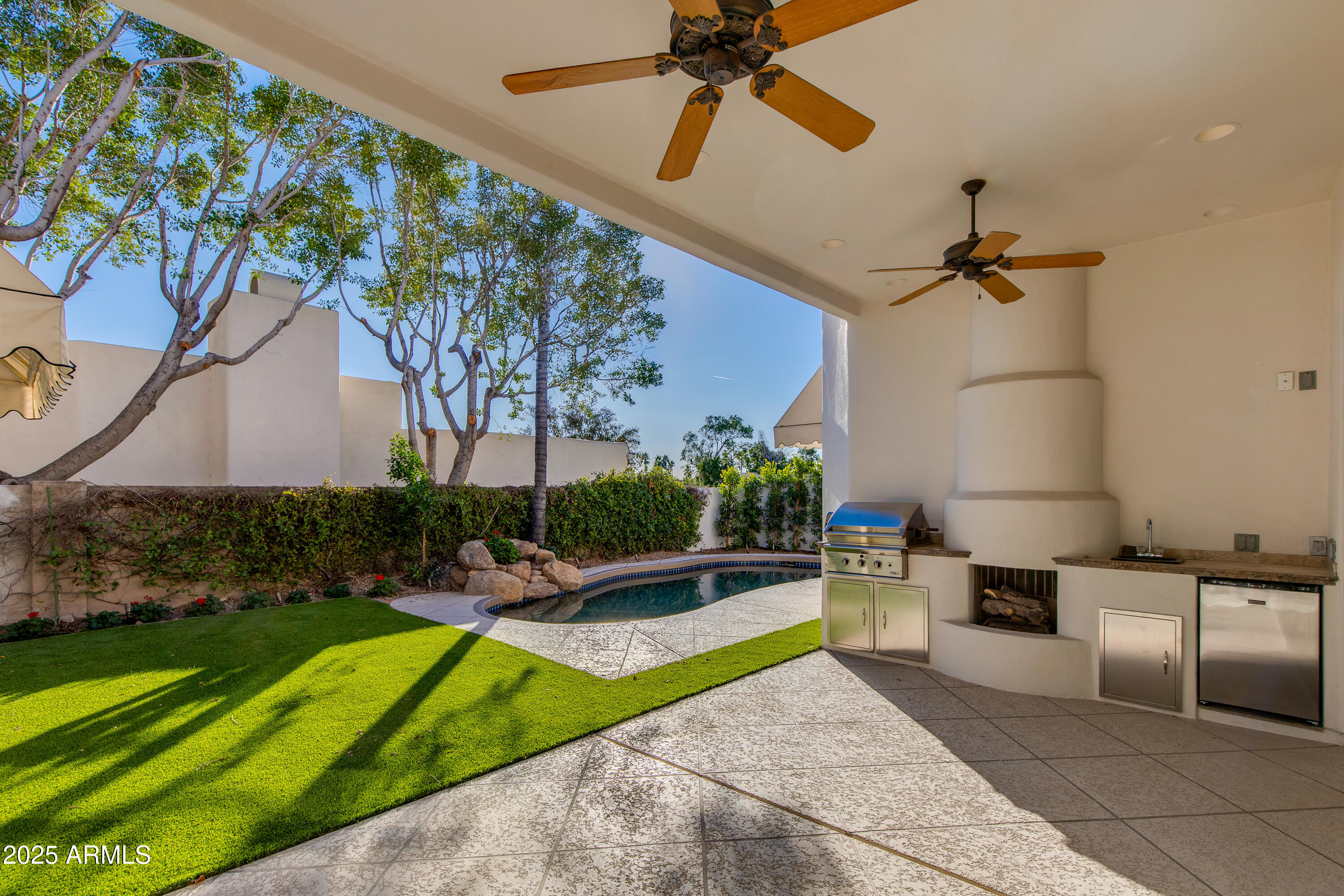 3137 E MARYLAND Avenue