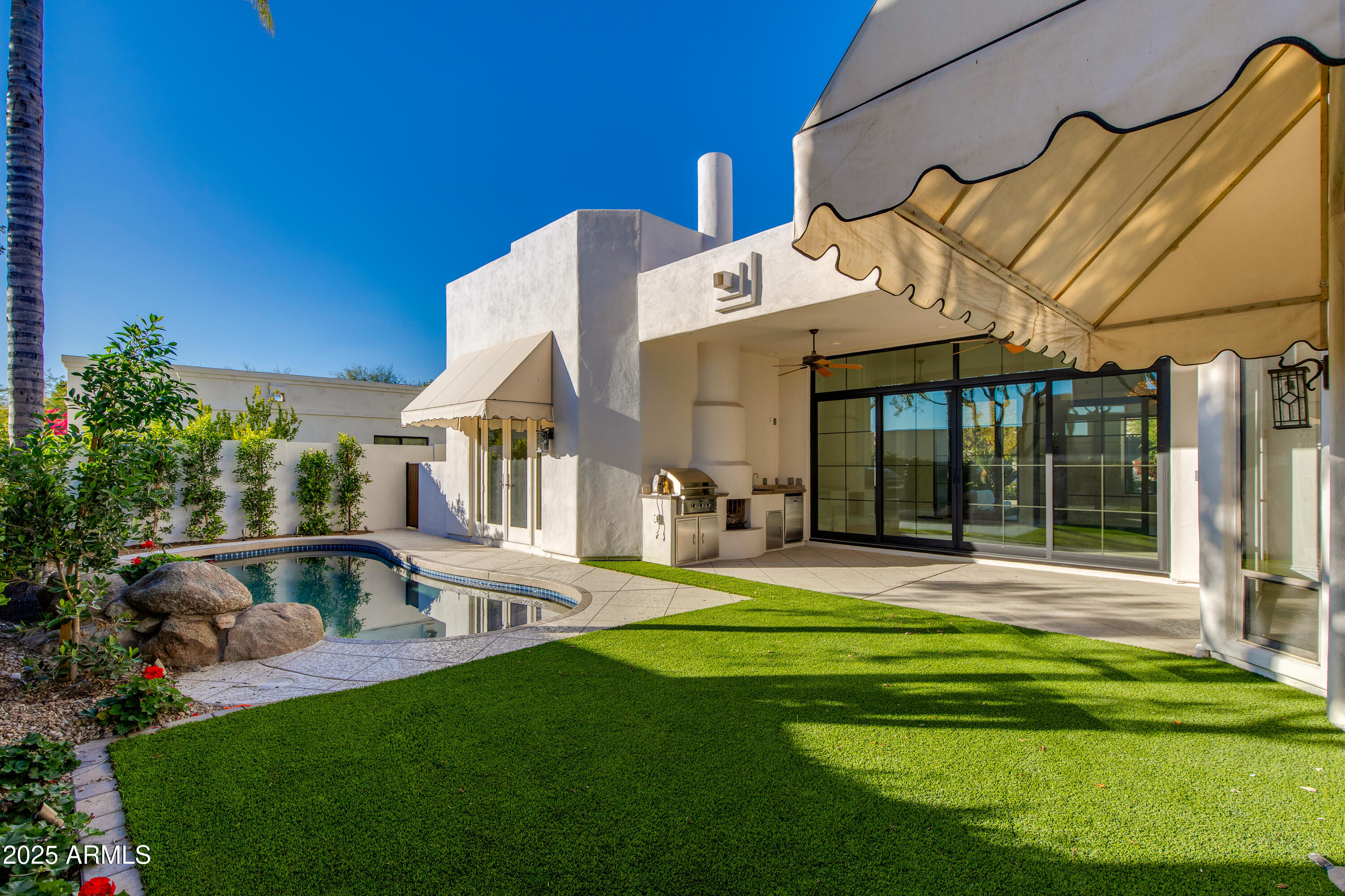 3137 E MARYLAND Avenue