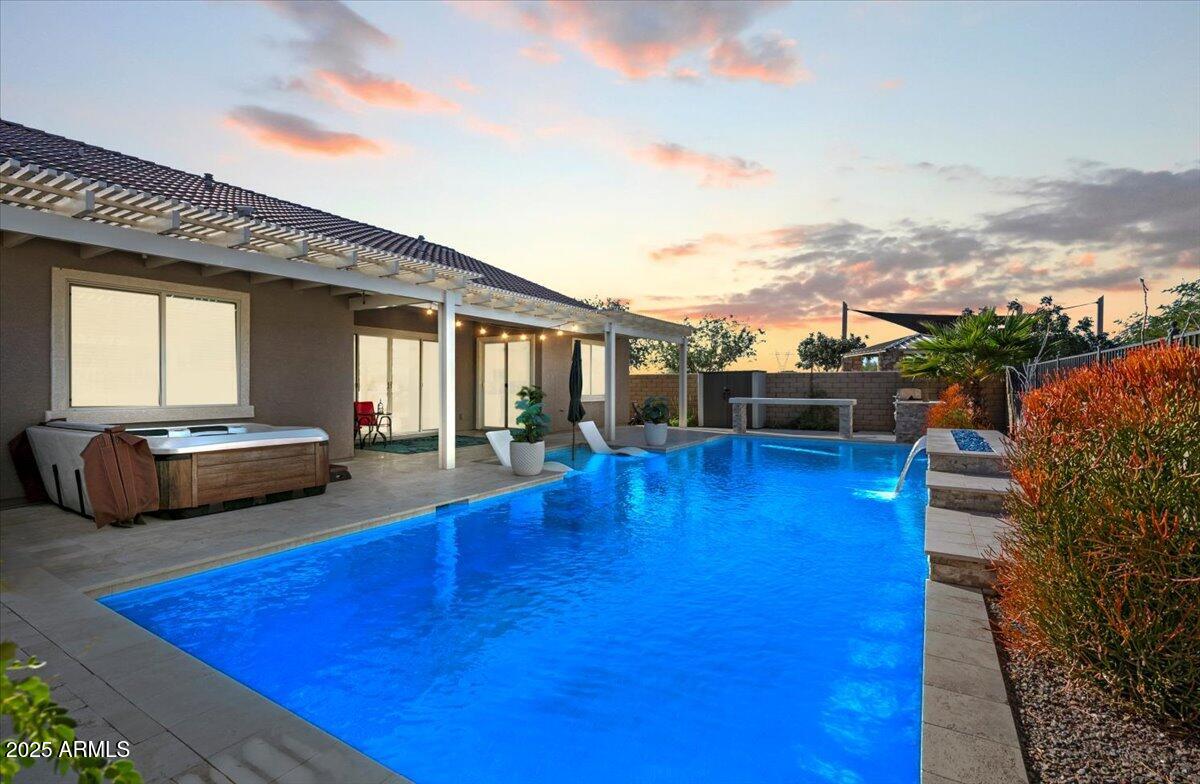 18562 W Thistle Landing Drive