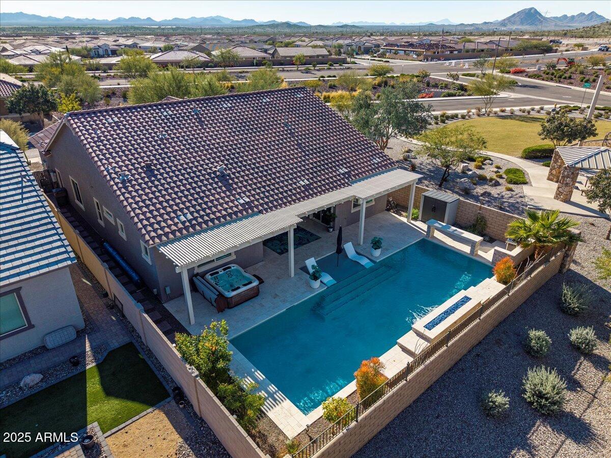 18562 W Thistle Landing Drive