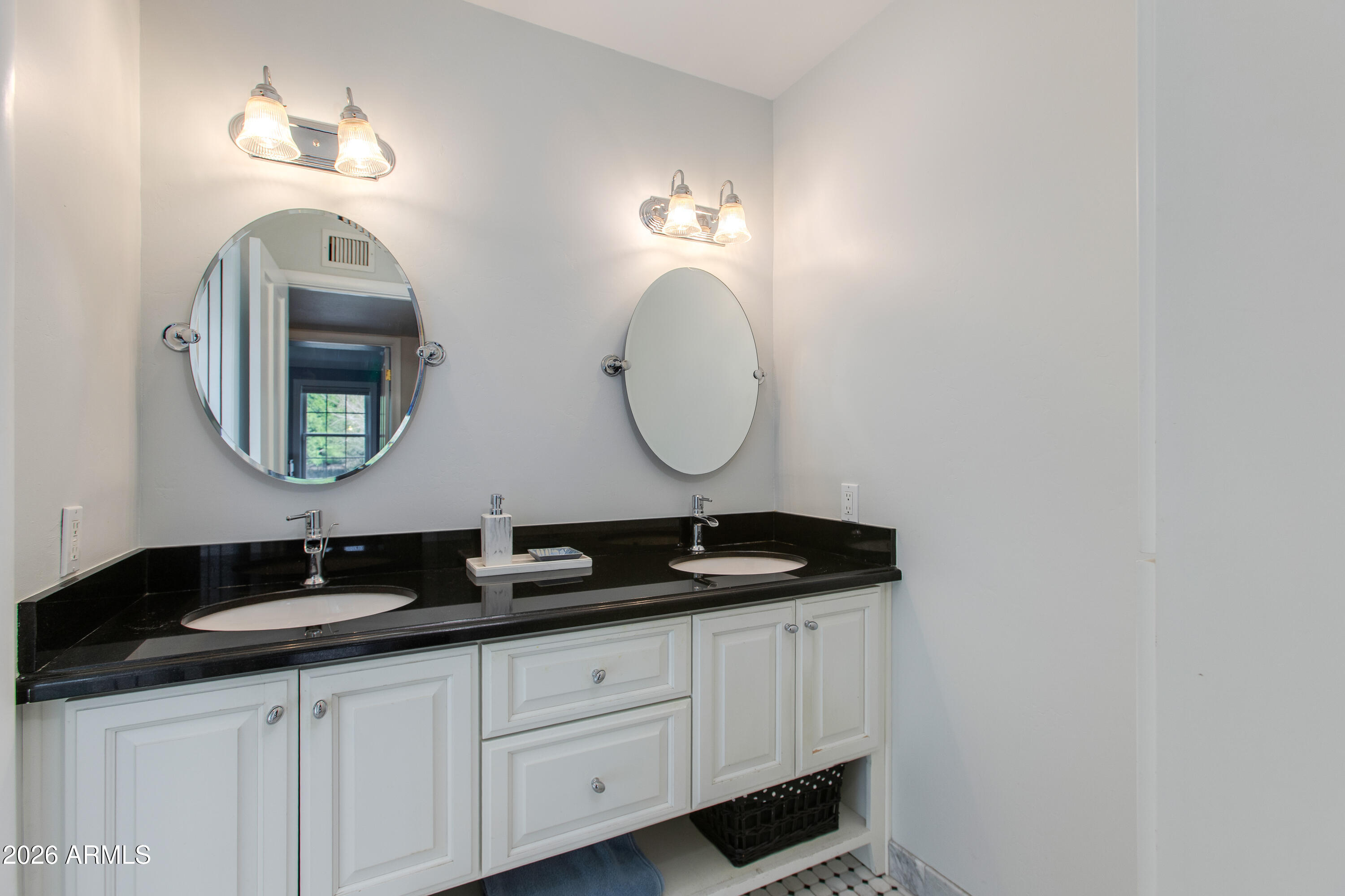 5517 E MARIPOSA Street