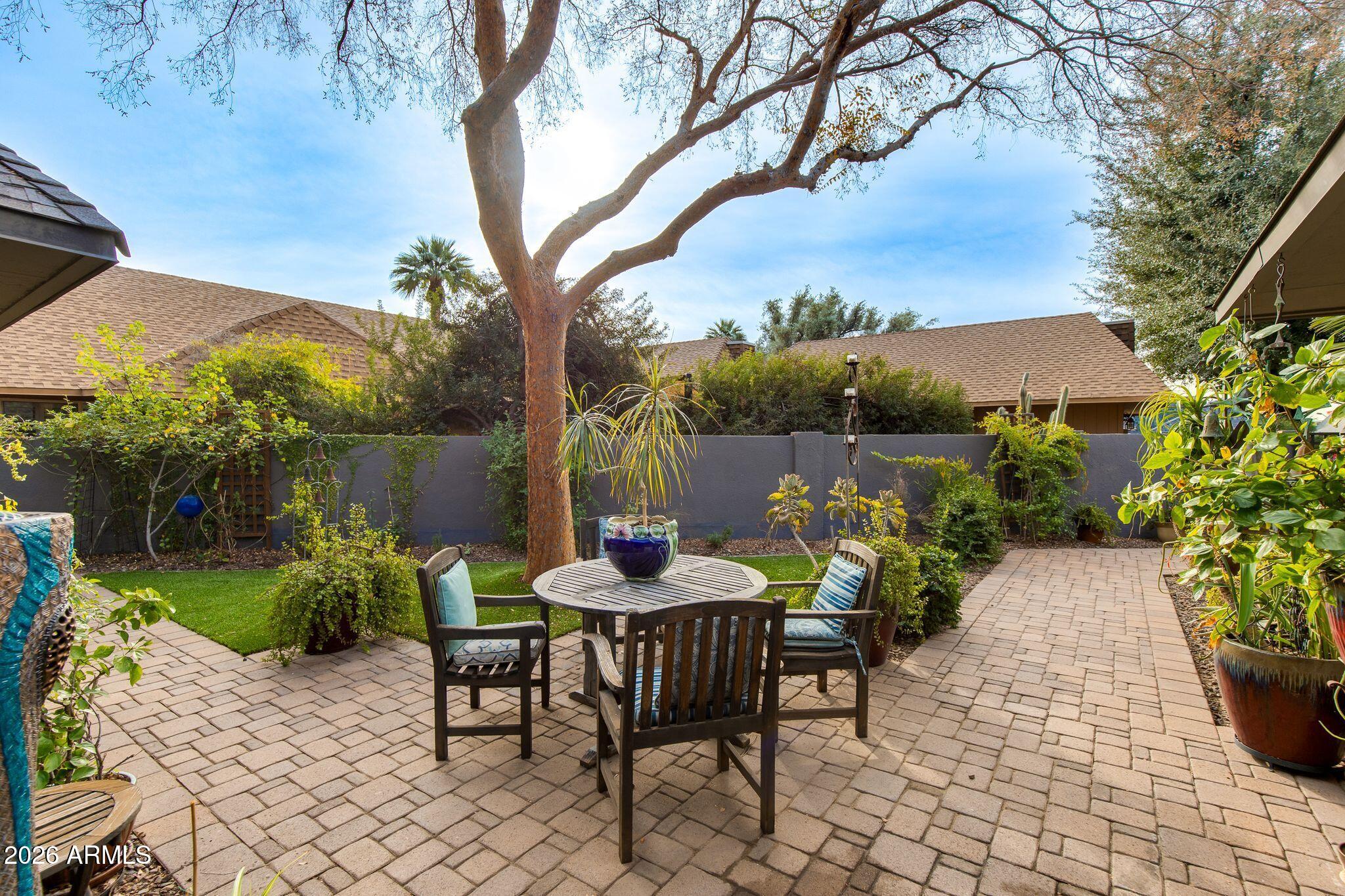 2038 E PASADENA Avenue