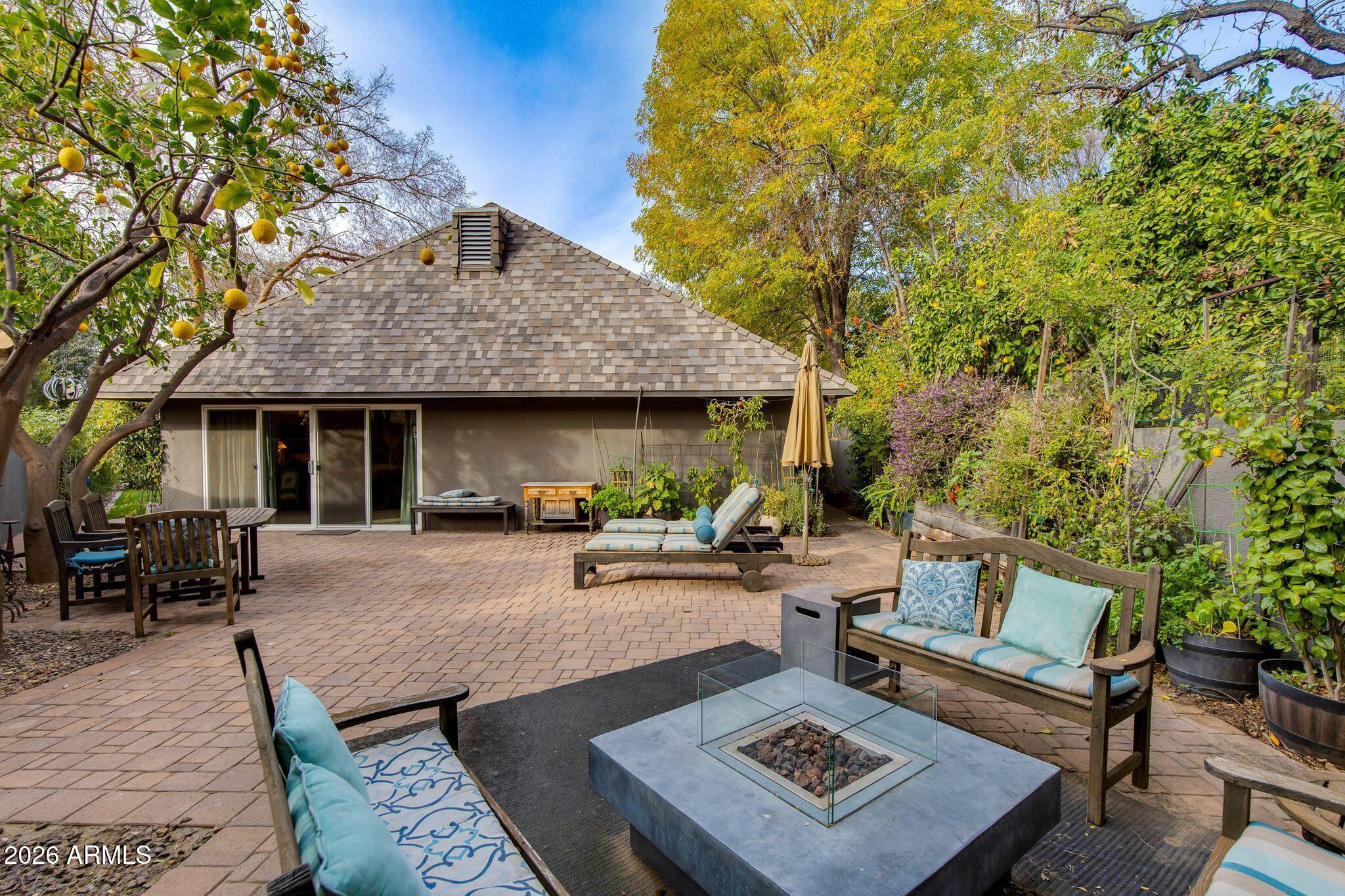 2038 E PASADENA Avenue