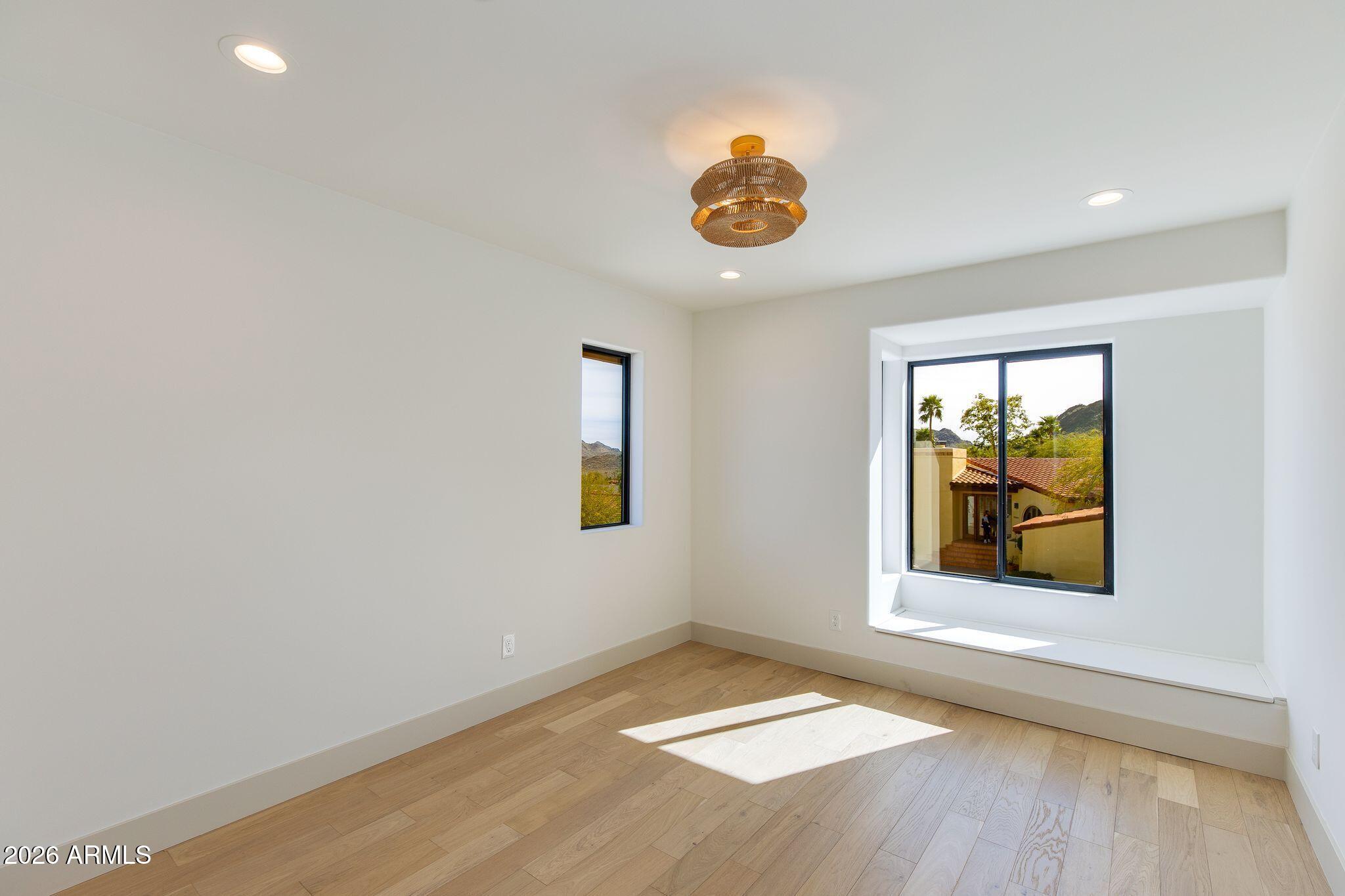 2212 E CINNABAR Avenue