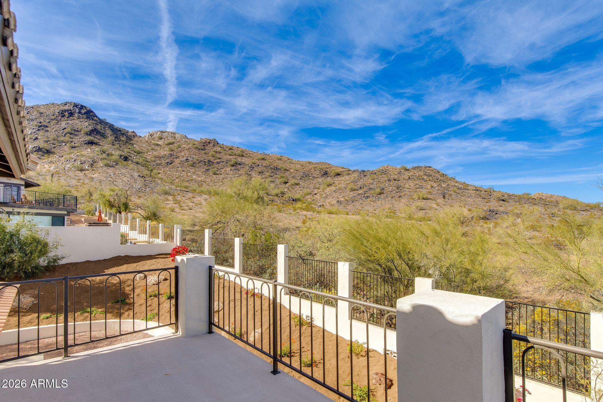 2212 E CINNABAR Avenue