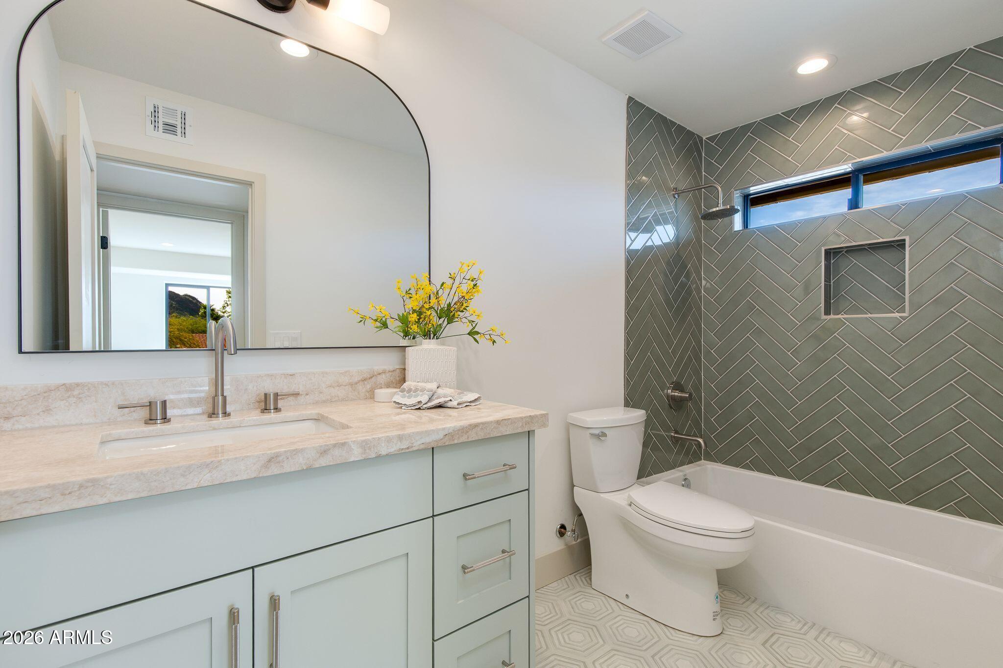 2212 E CINNABAR Avenue