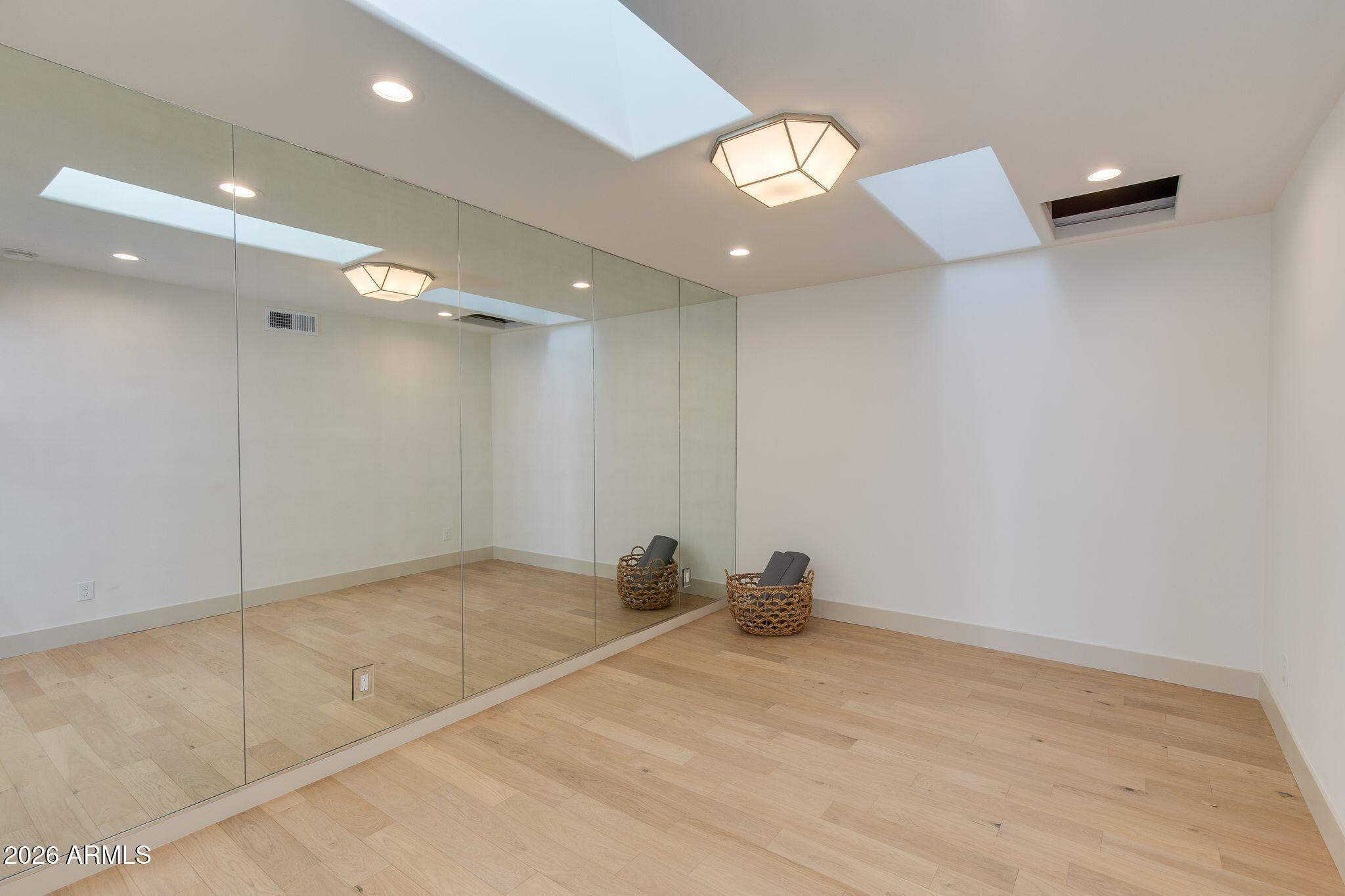 2212 E CINNABAR Avenue