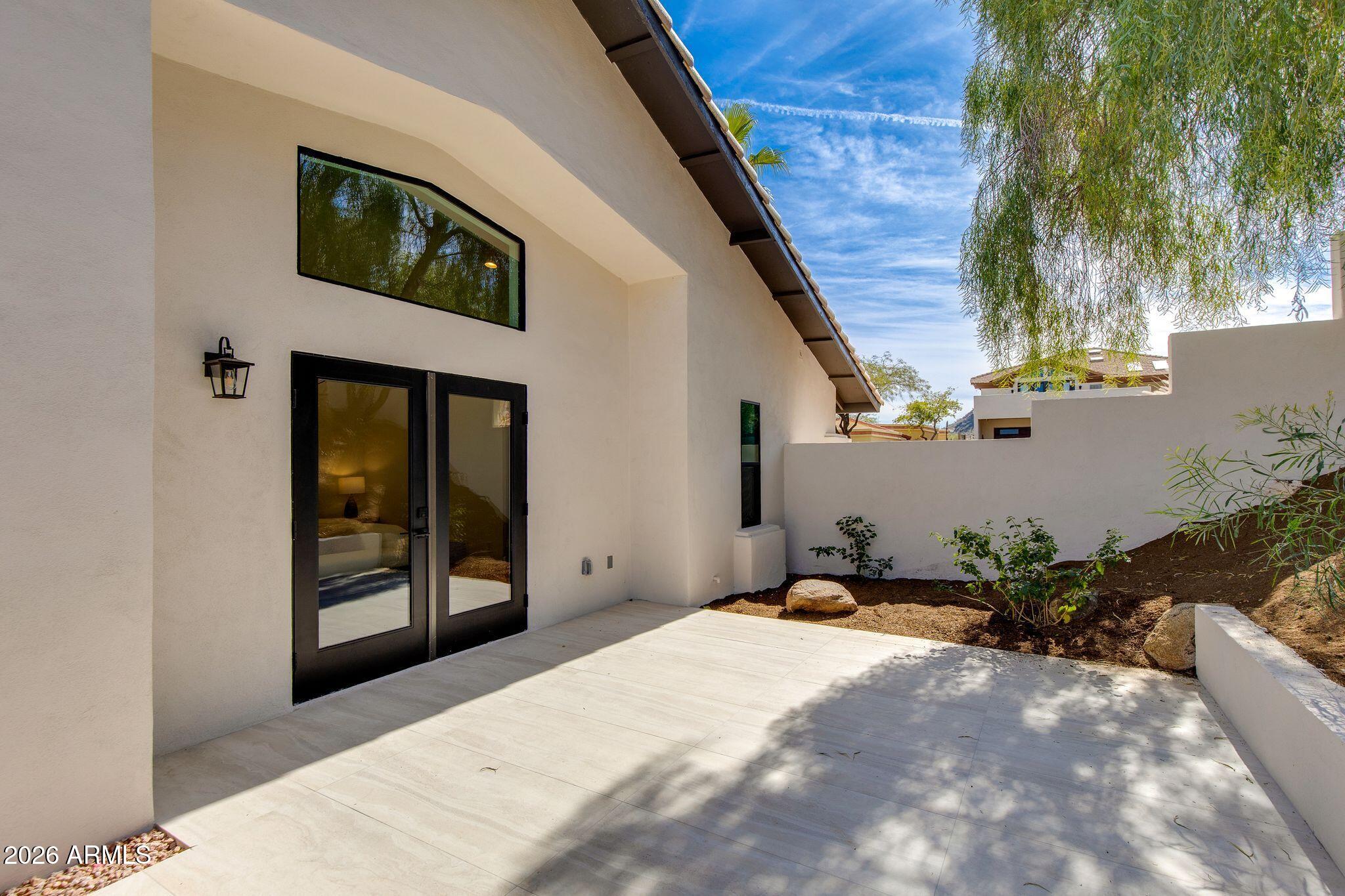 2212 E CINNABAR Avenue