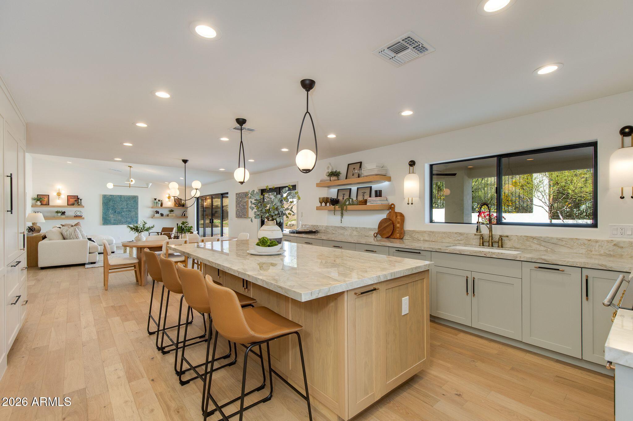 2212 E CINNABAR Avenue