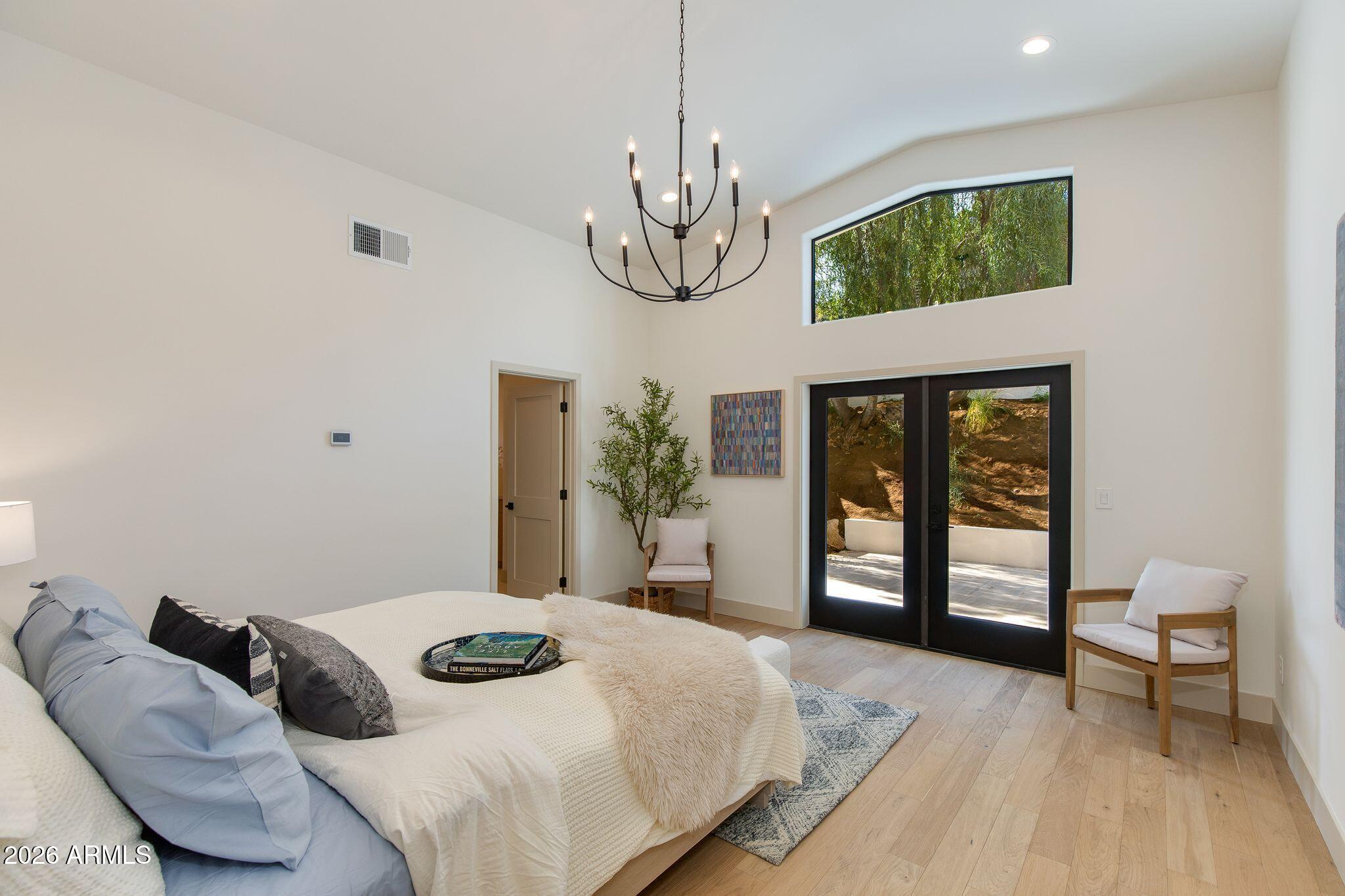 2212 E CINNABAR Avenue