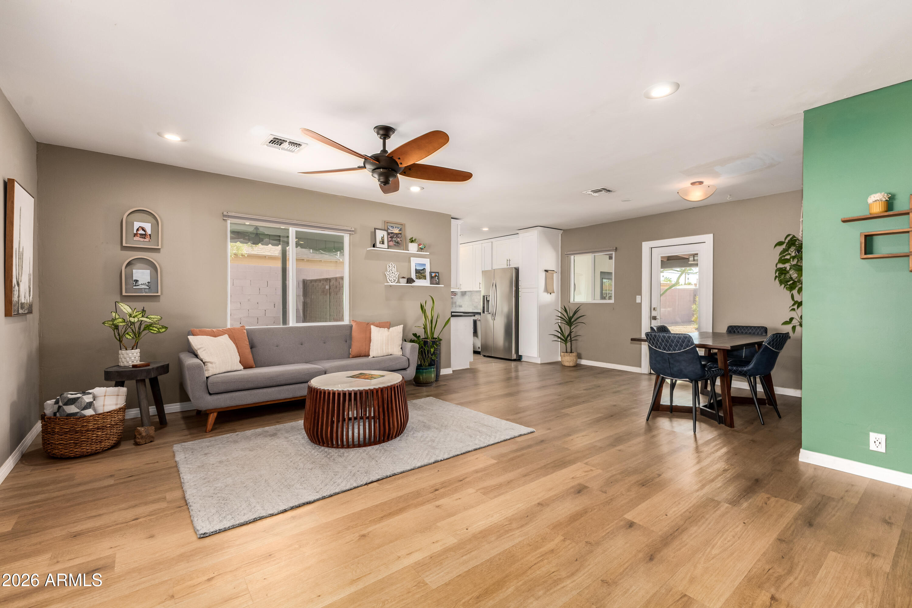 2429 E INDIANOLA Avenue