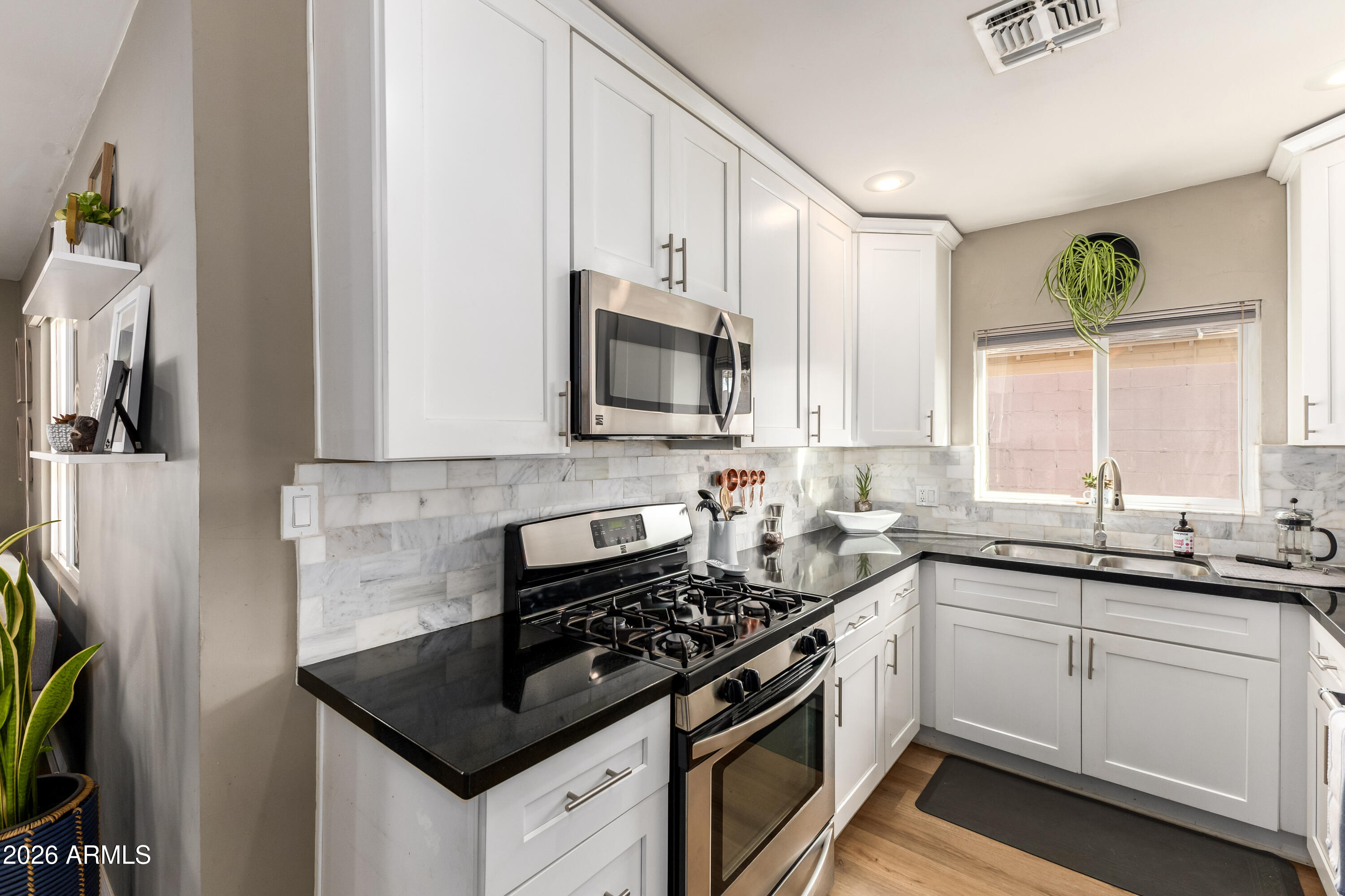 2429 E INDIANOLA Avenue