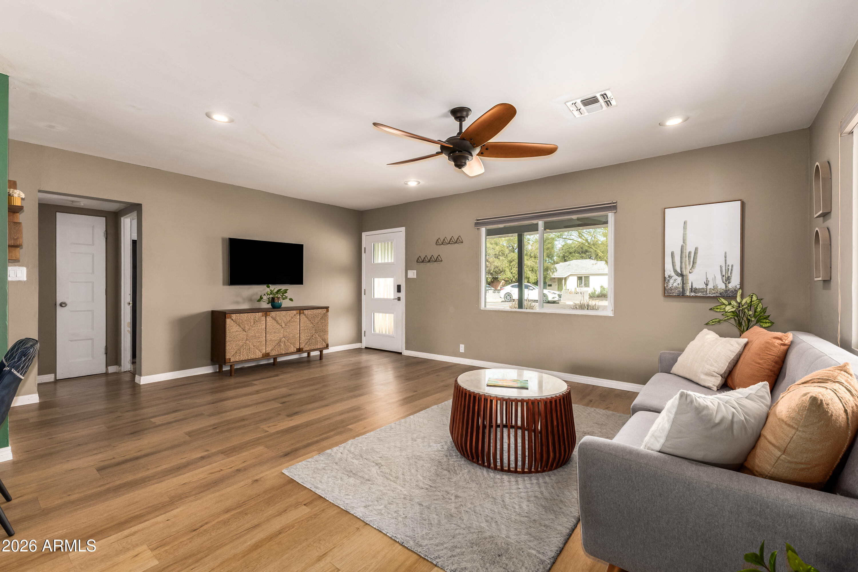 2429 E INDIANOLA Avenue