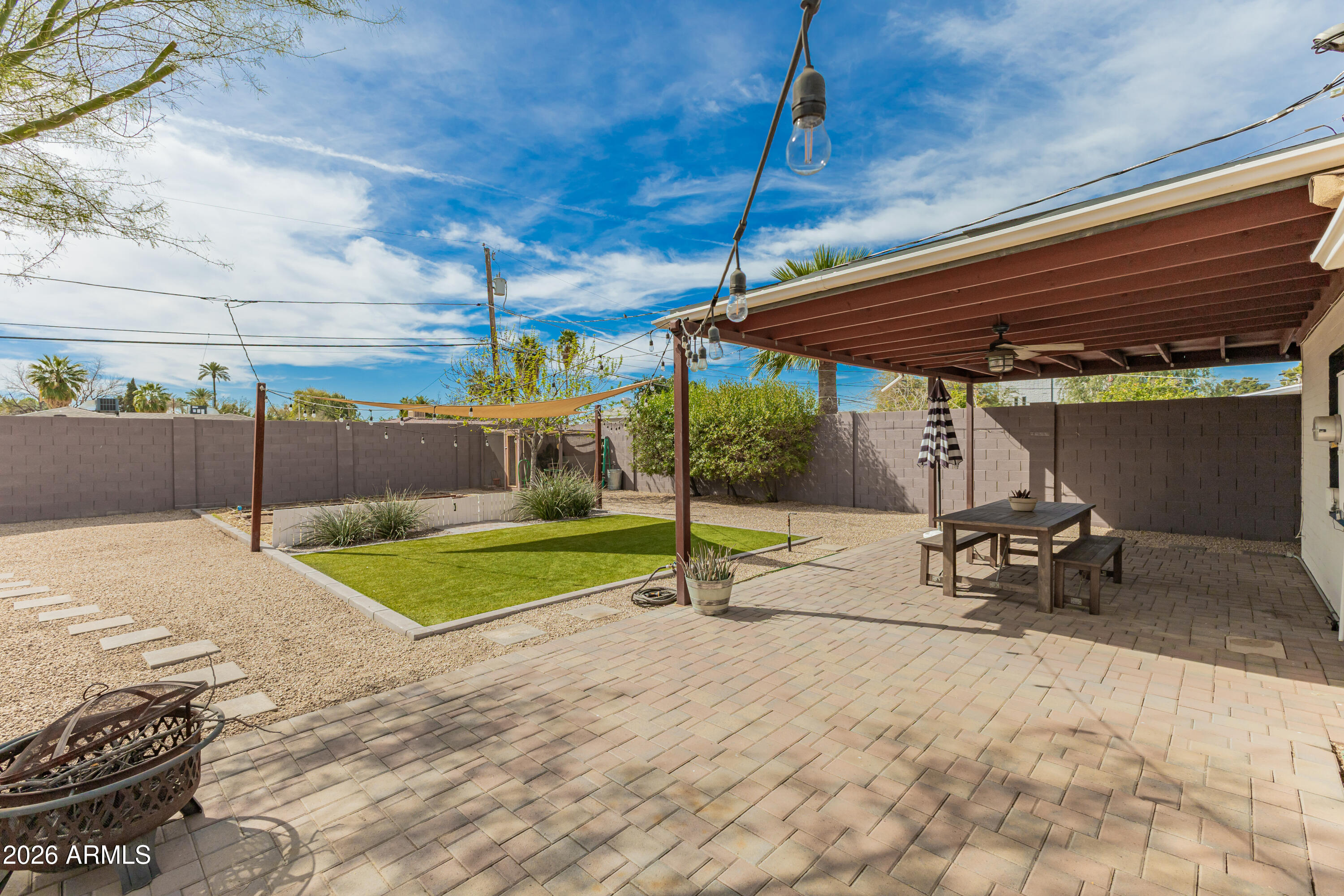 2429 E INDIANOLA Avenue