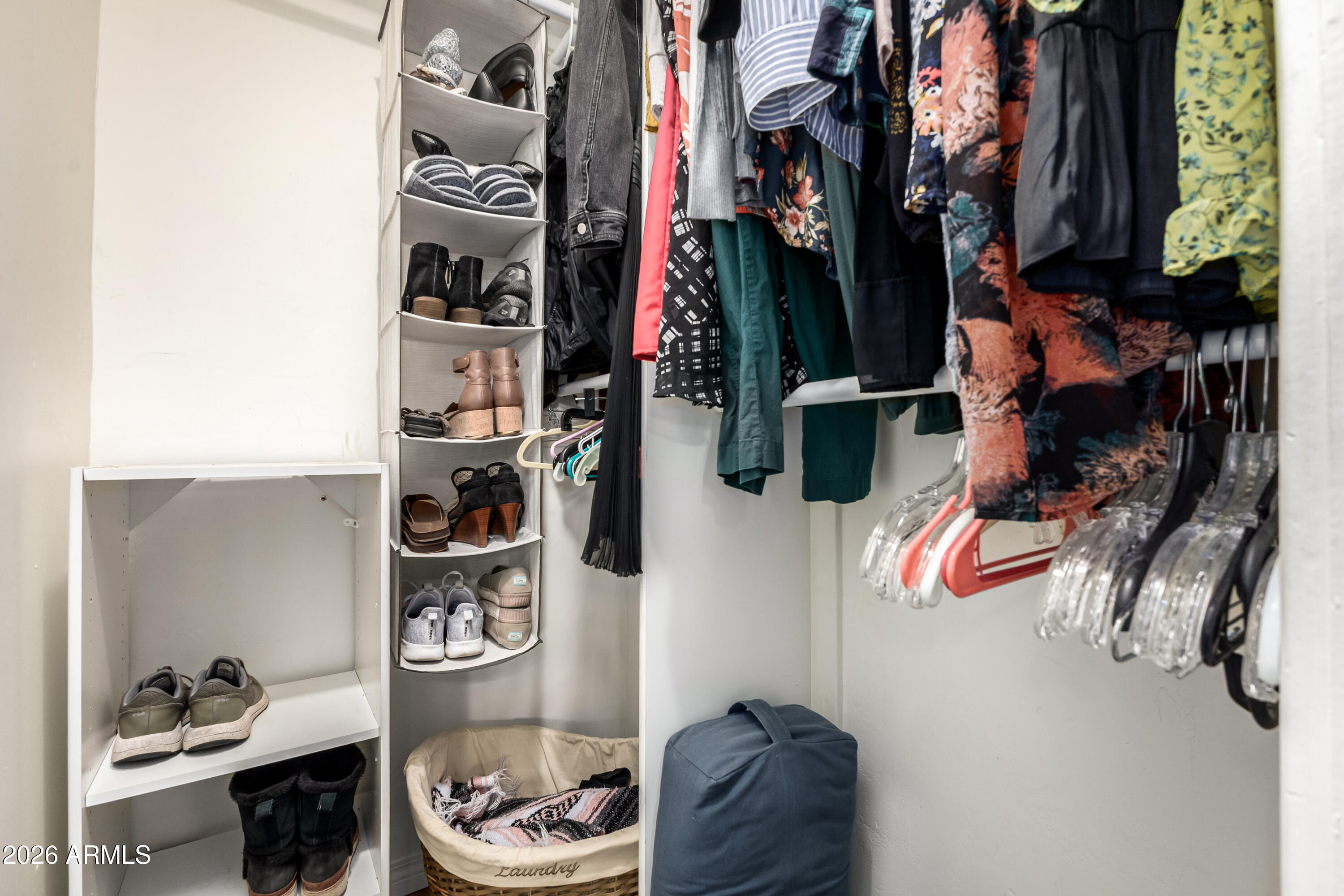 2429 E INDIANOLA Avenue