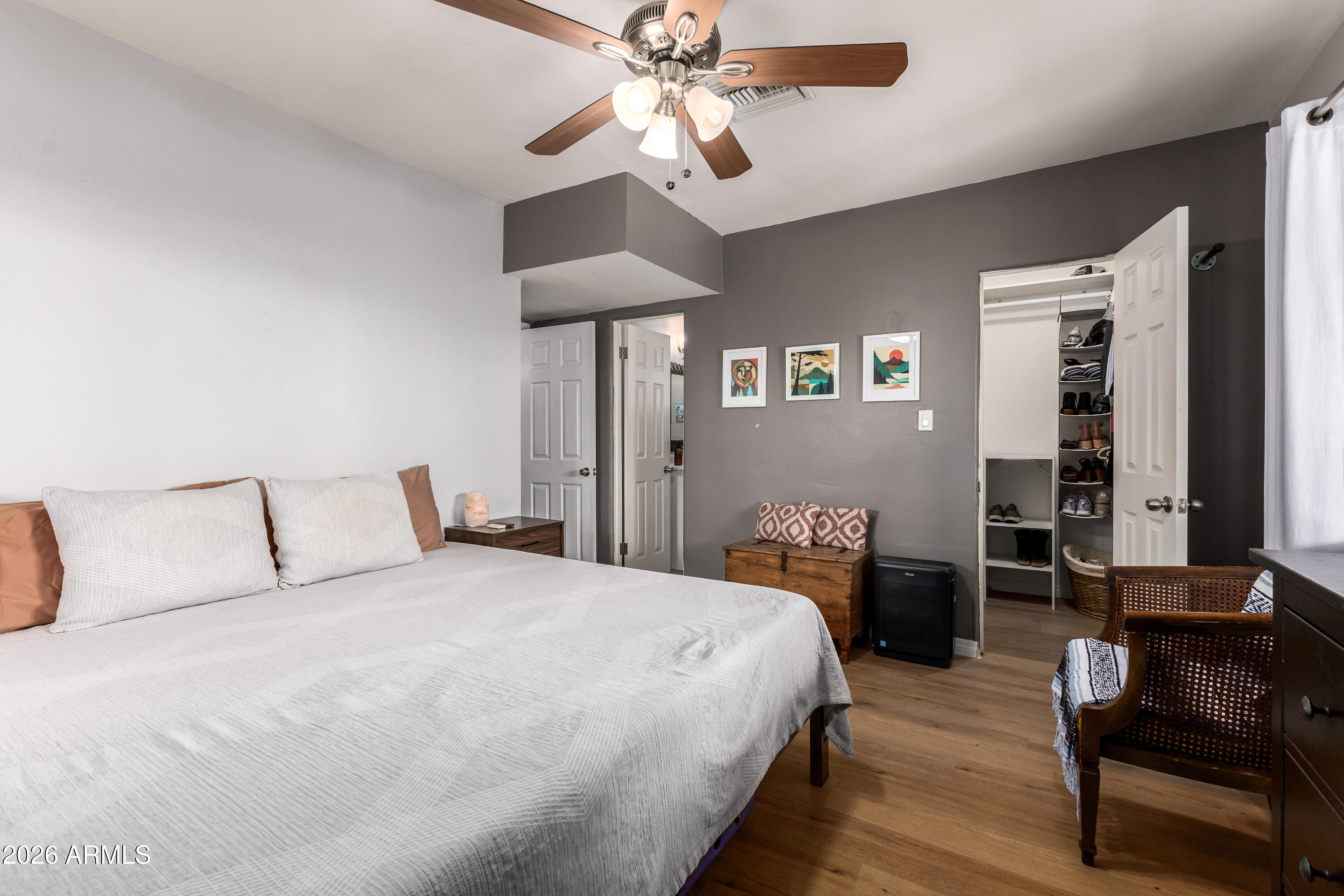 2429 E INDIANOLA Avenue