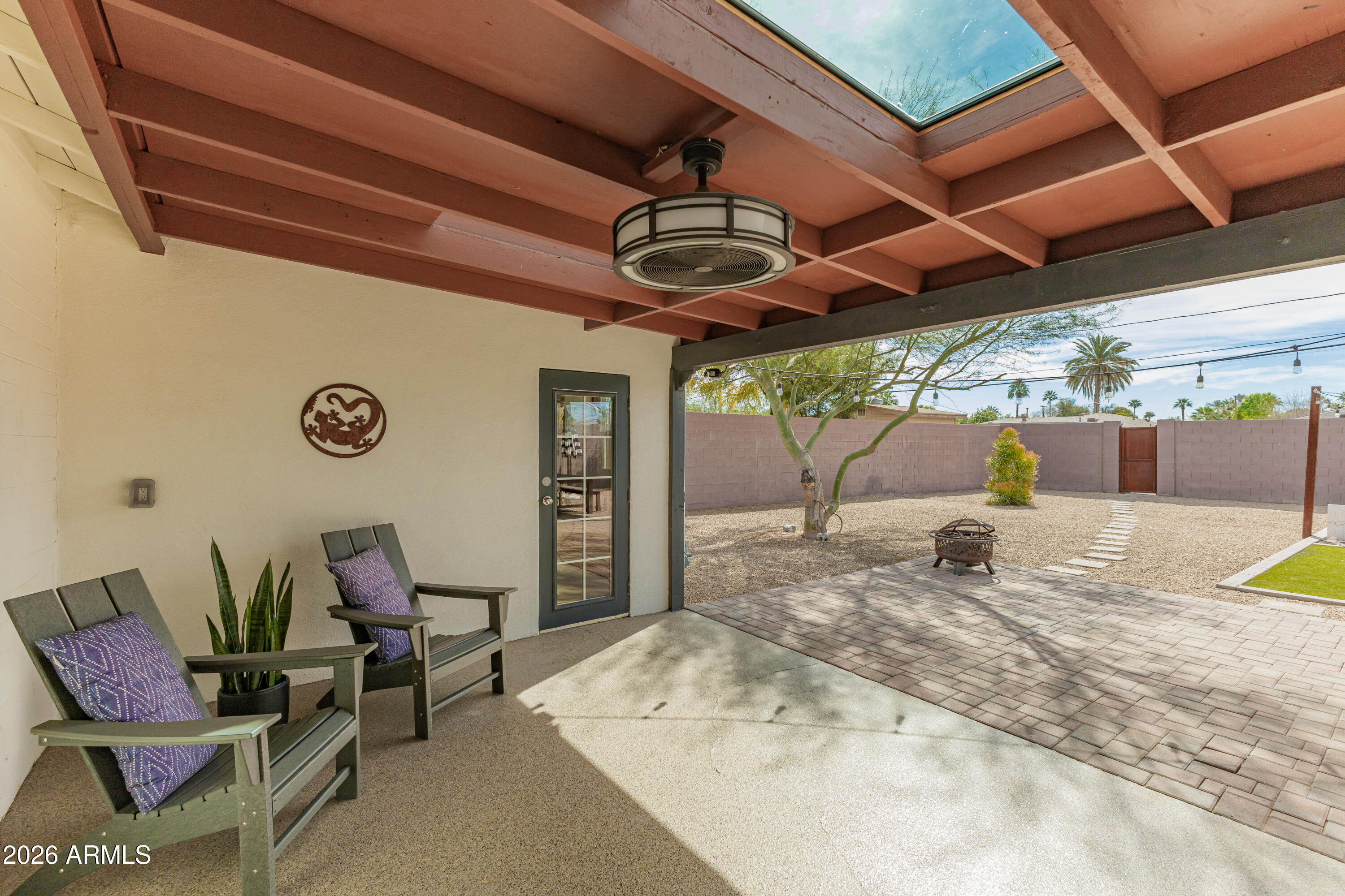 2429 E INDIANOLA Avenue