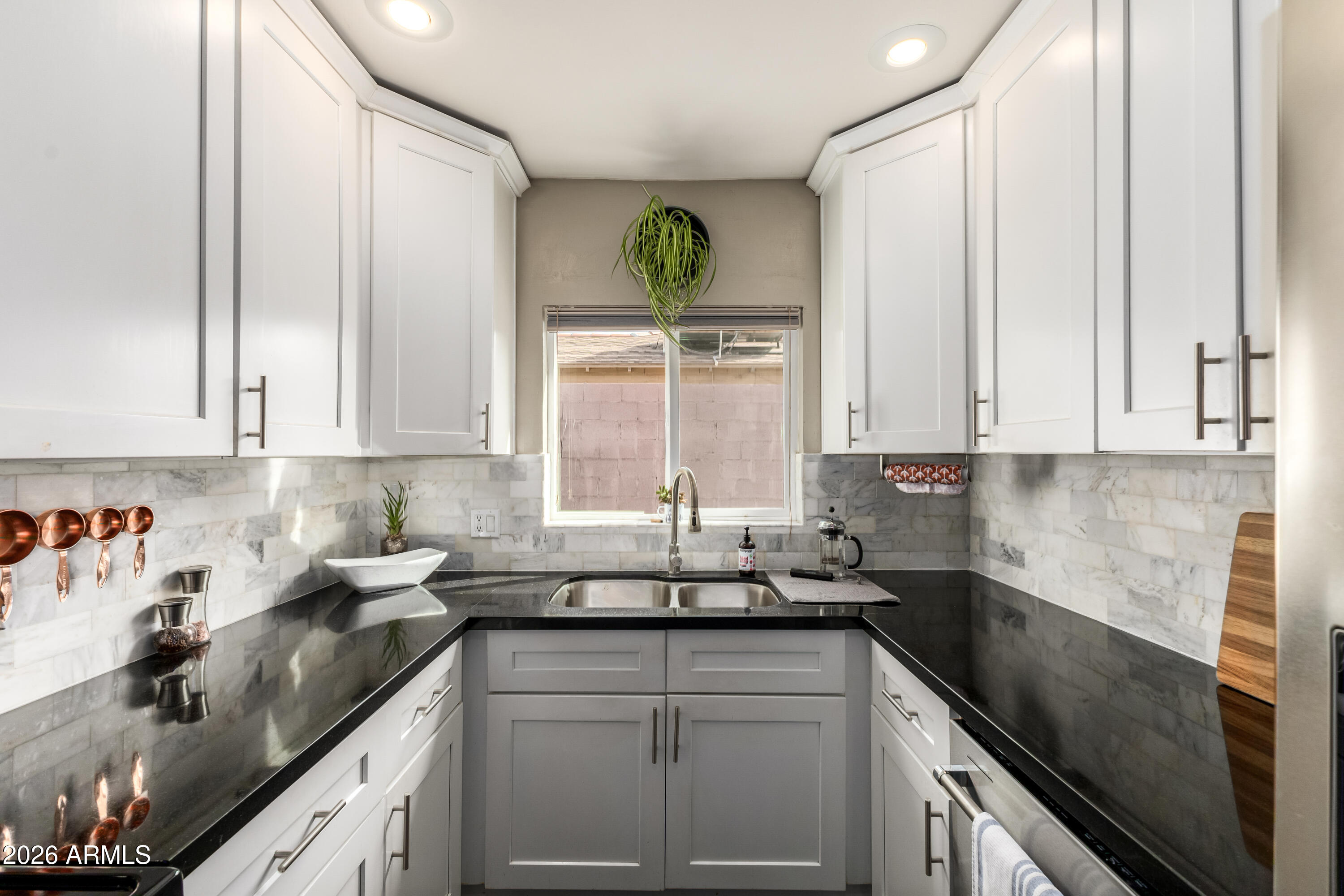 2429 E INDIANOLA Avenue