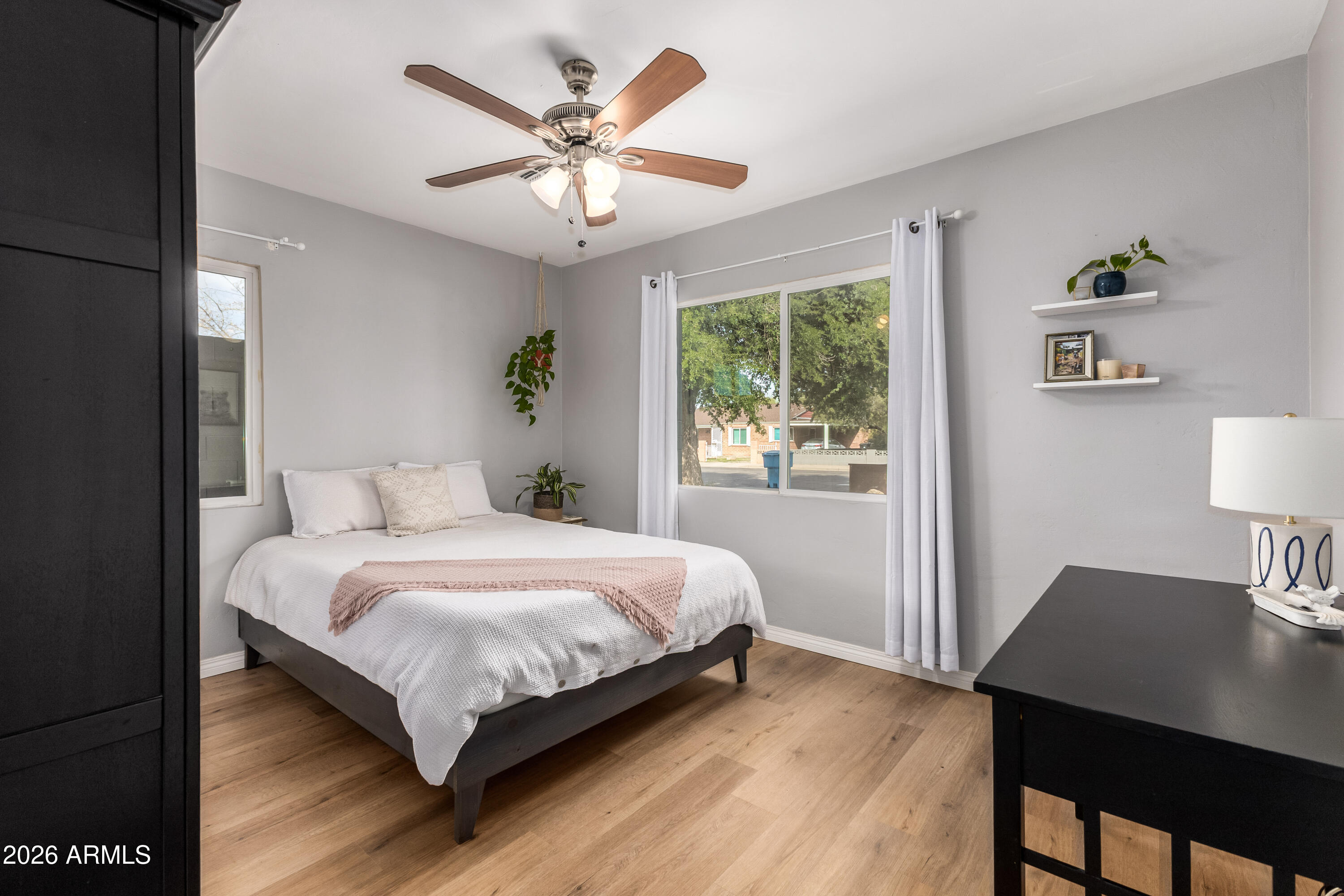 2429 E INDIANOLA Avenue