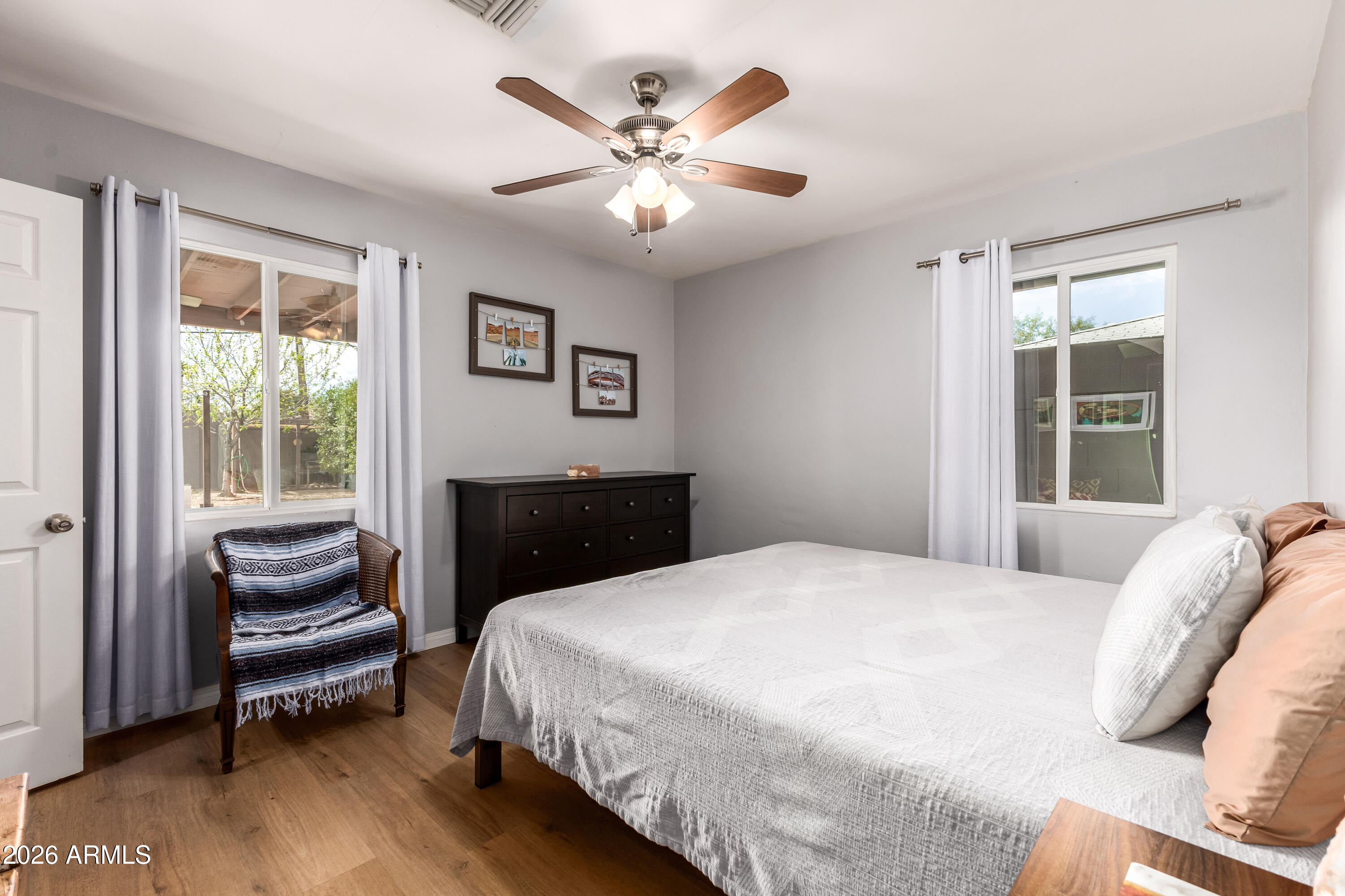 2429 E INDIANOLA Avenue