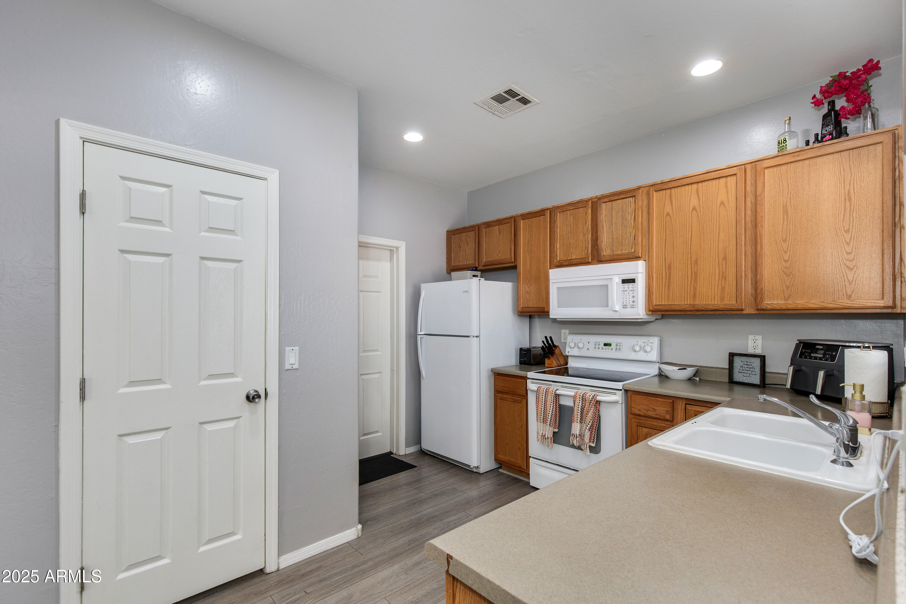 6626 W LAUREL Avenue