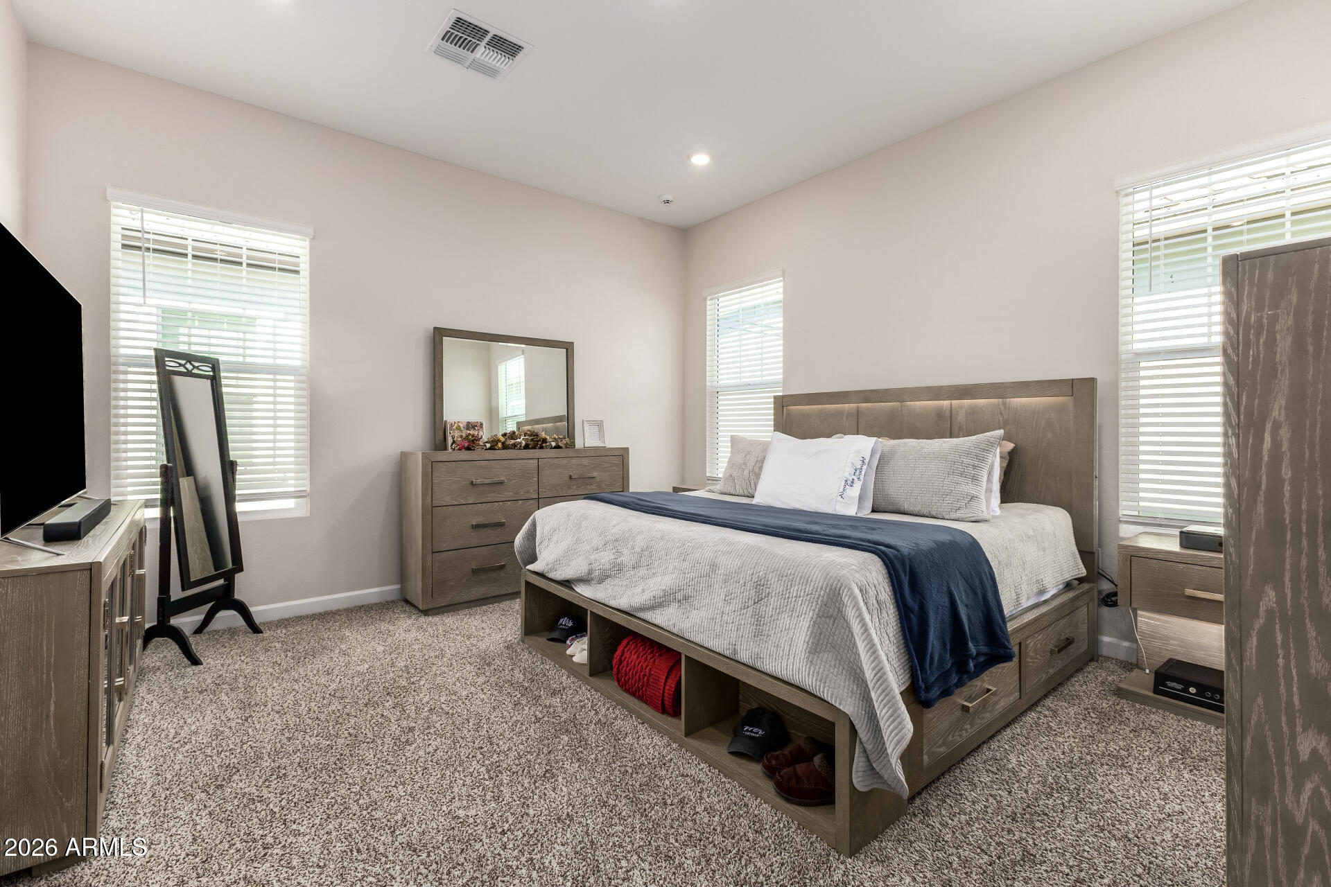 5022 E HARTFORD Avenue