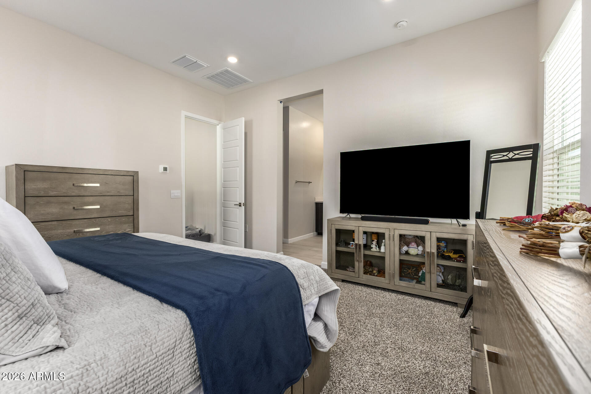 5022 E HARTFORD Avenue