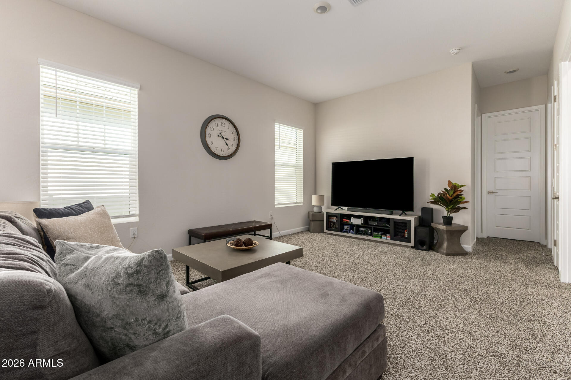 5022 E HARTFORD Avenue