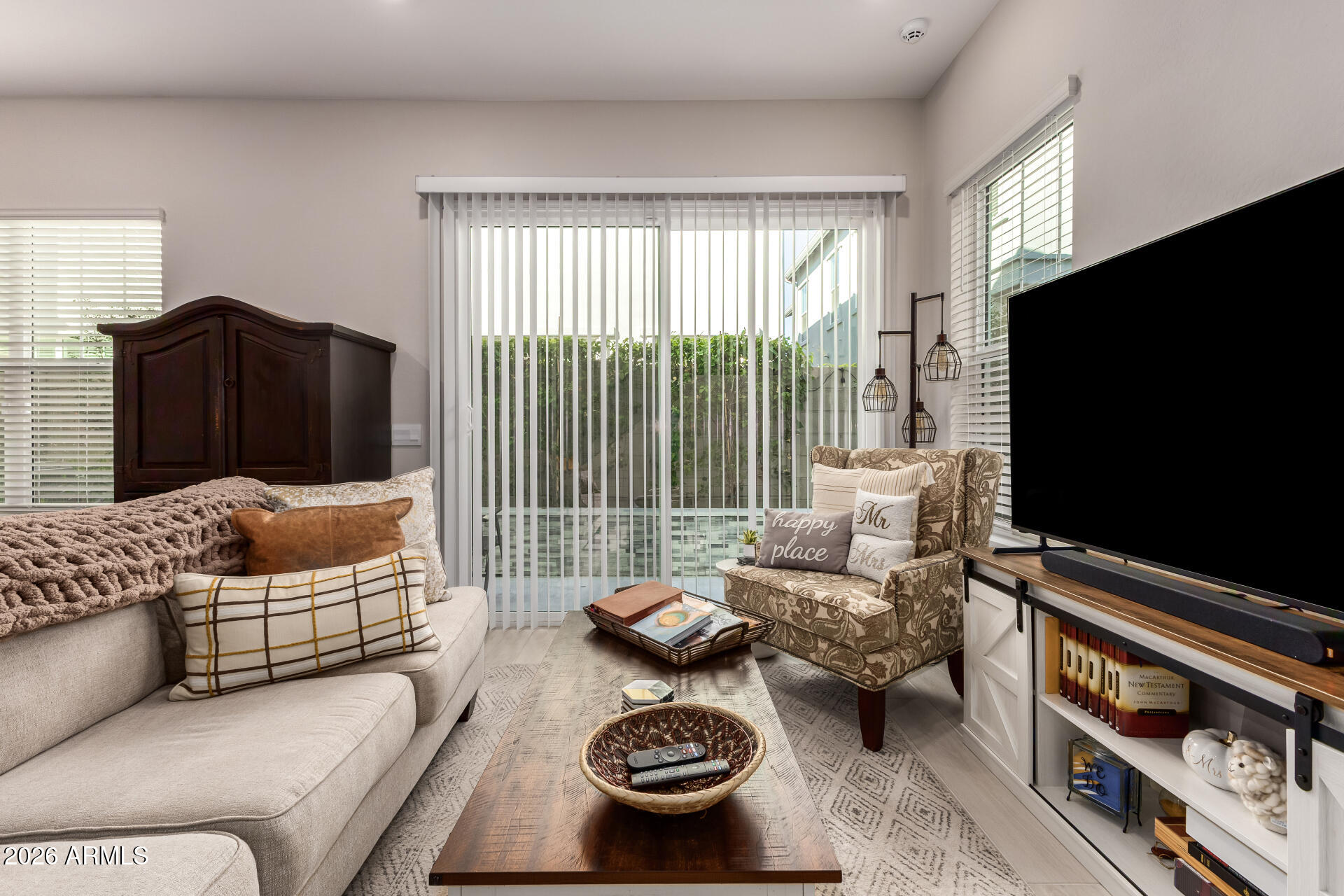 5022 E HARTFORD Avenue