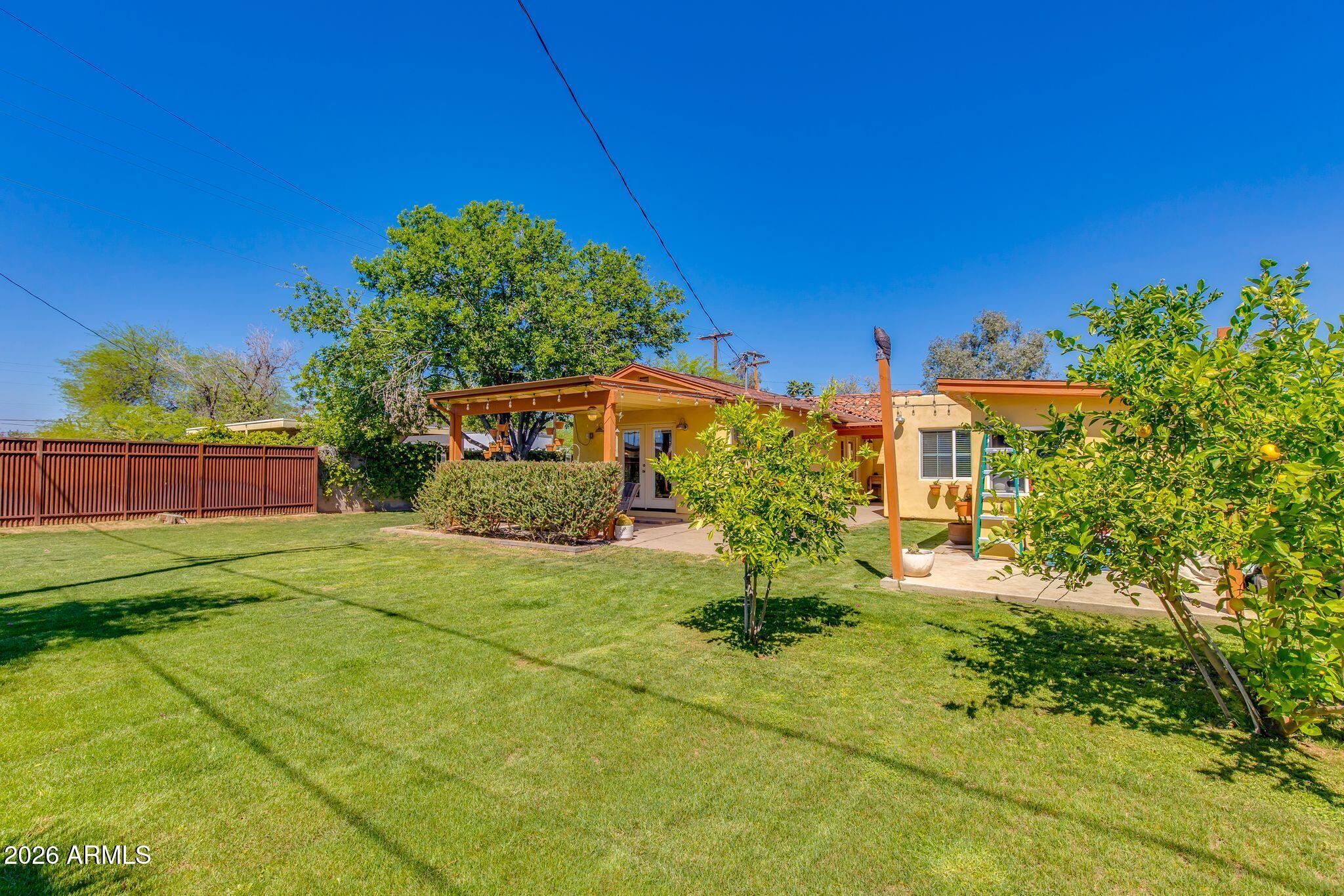 1413 W GLENROSA Avenue