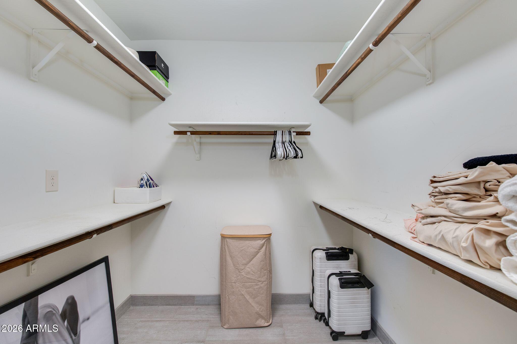 1413 W GLENROSA Avenue