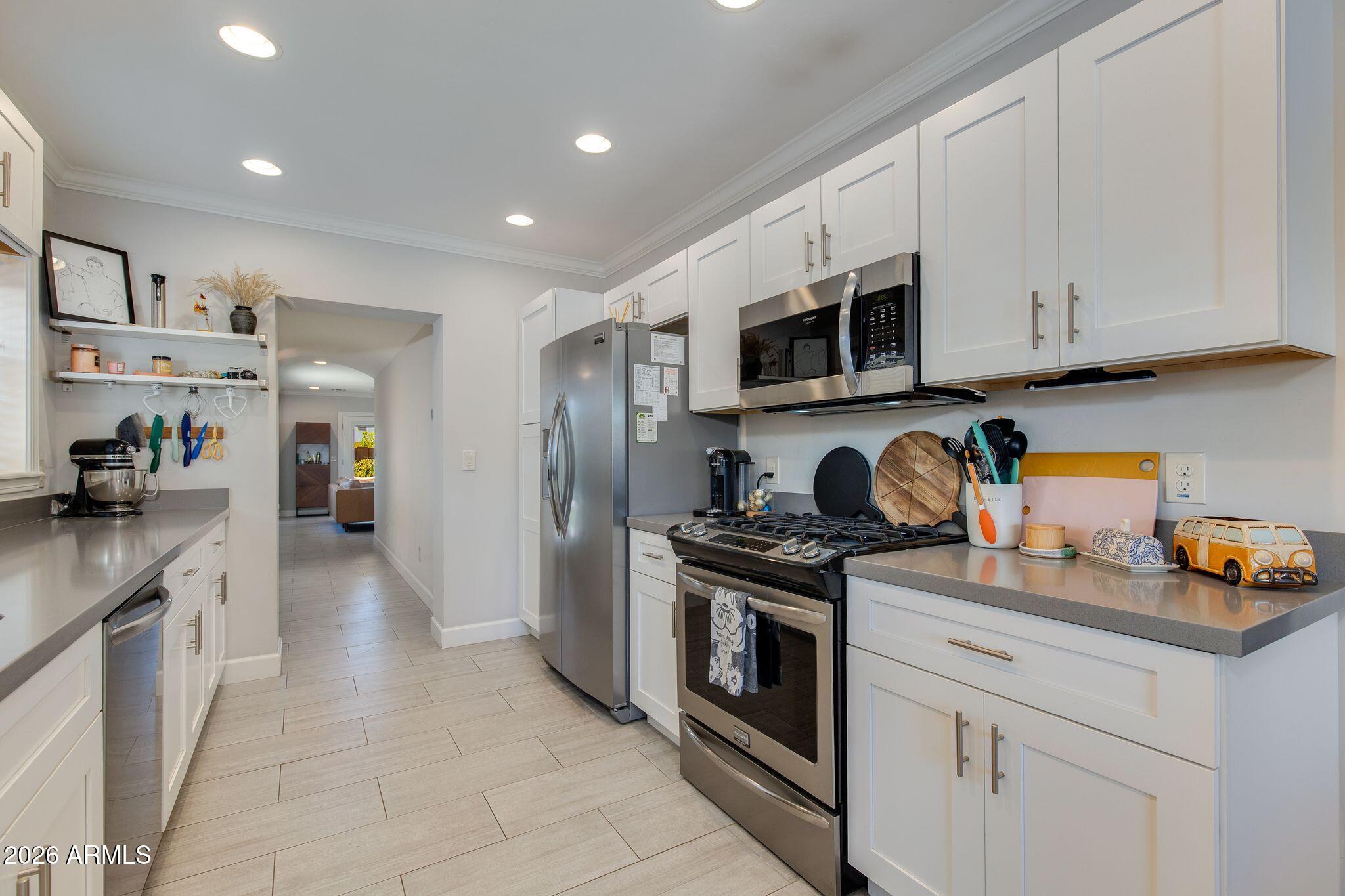 1413 W GLENROSA Avenue