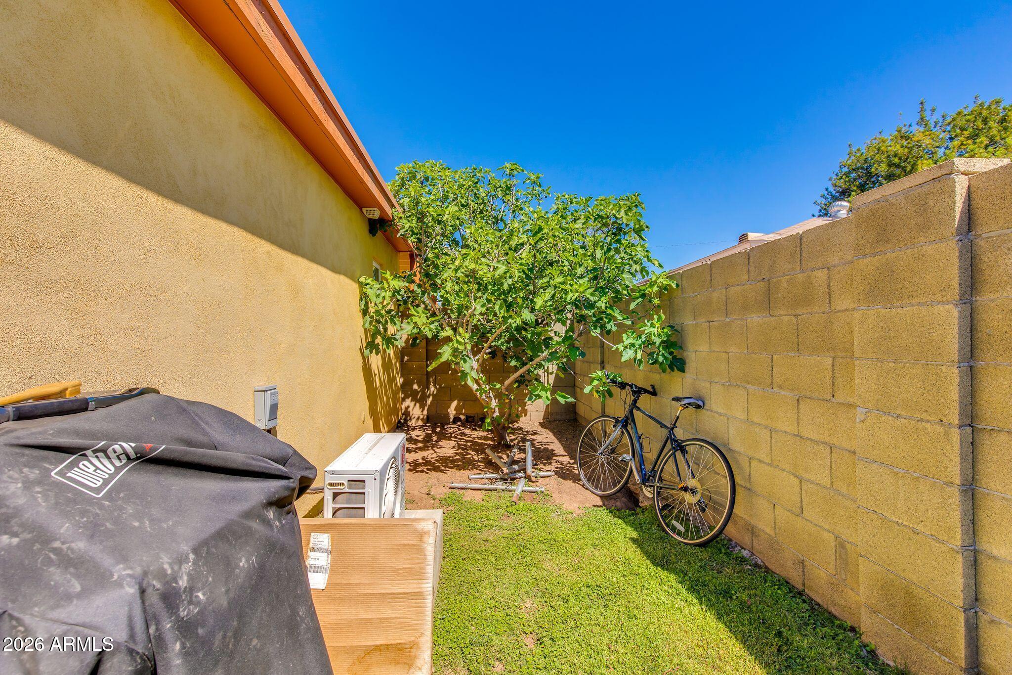 1413 W GLENROSA Avenue