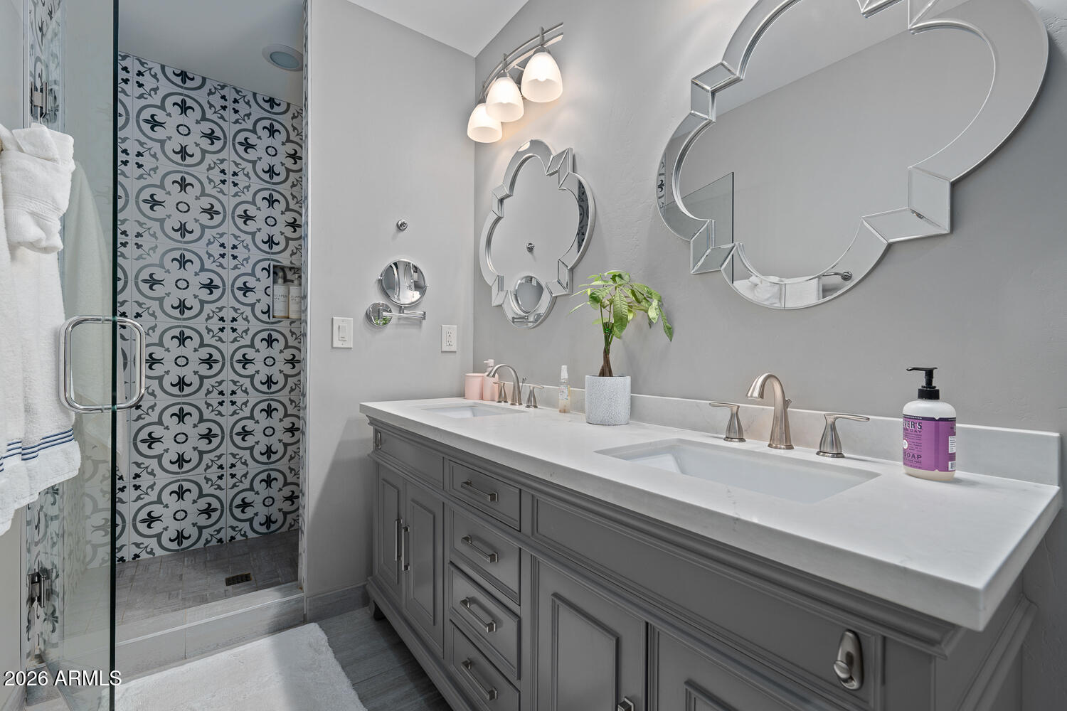 1413 W GLENROSA Avenue