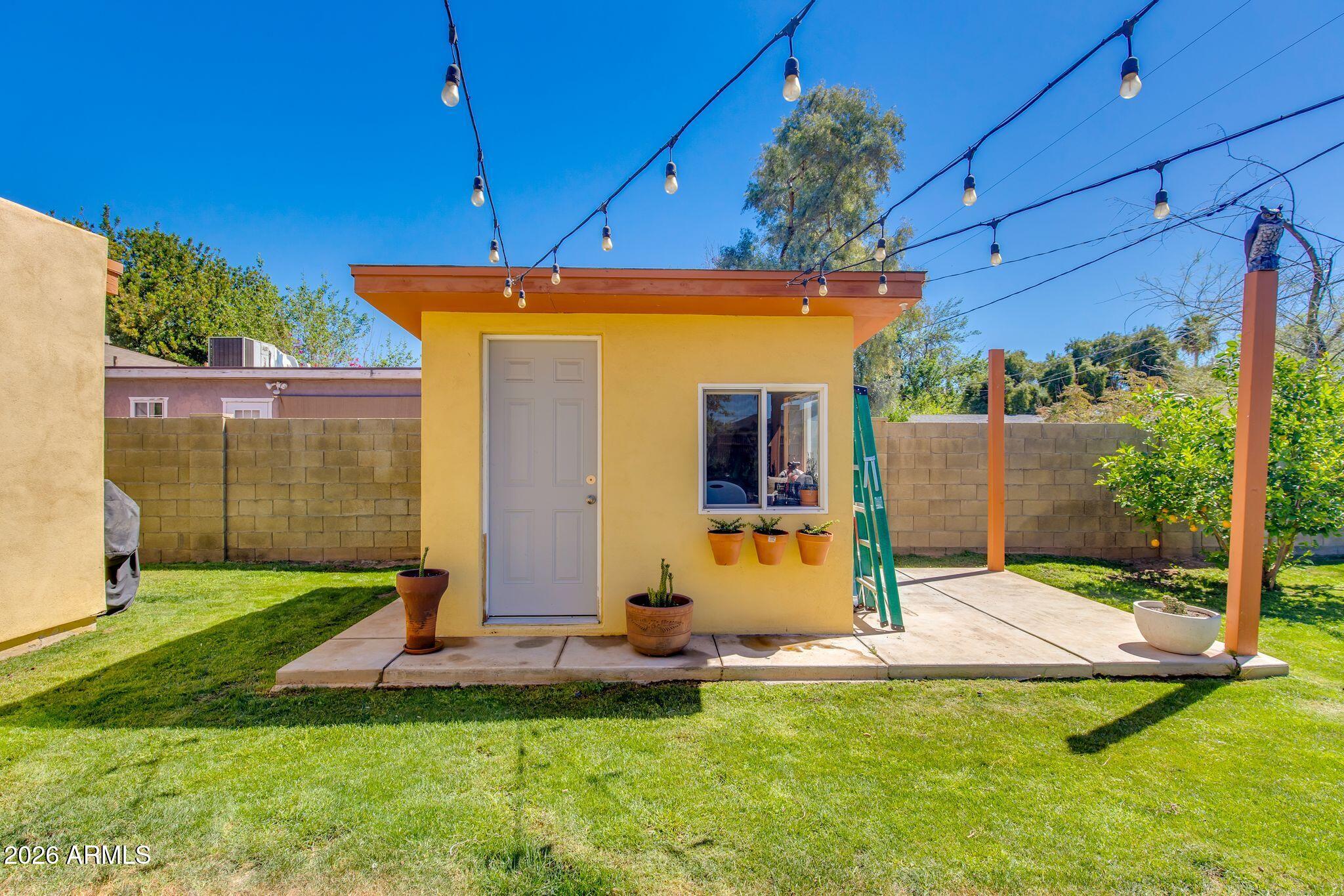 1413 W GLENROSA Avenue