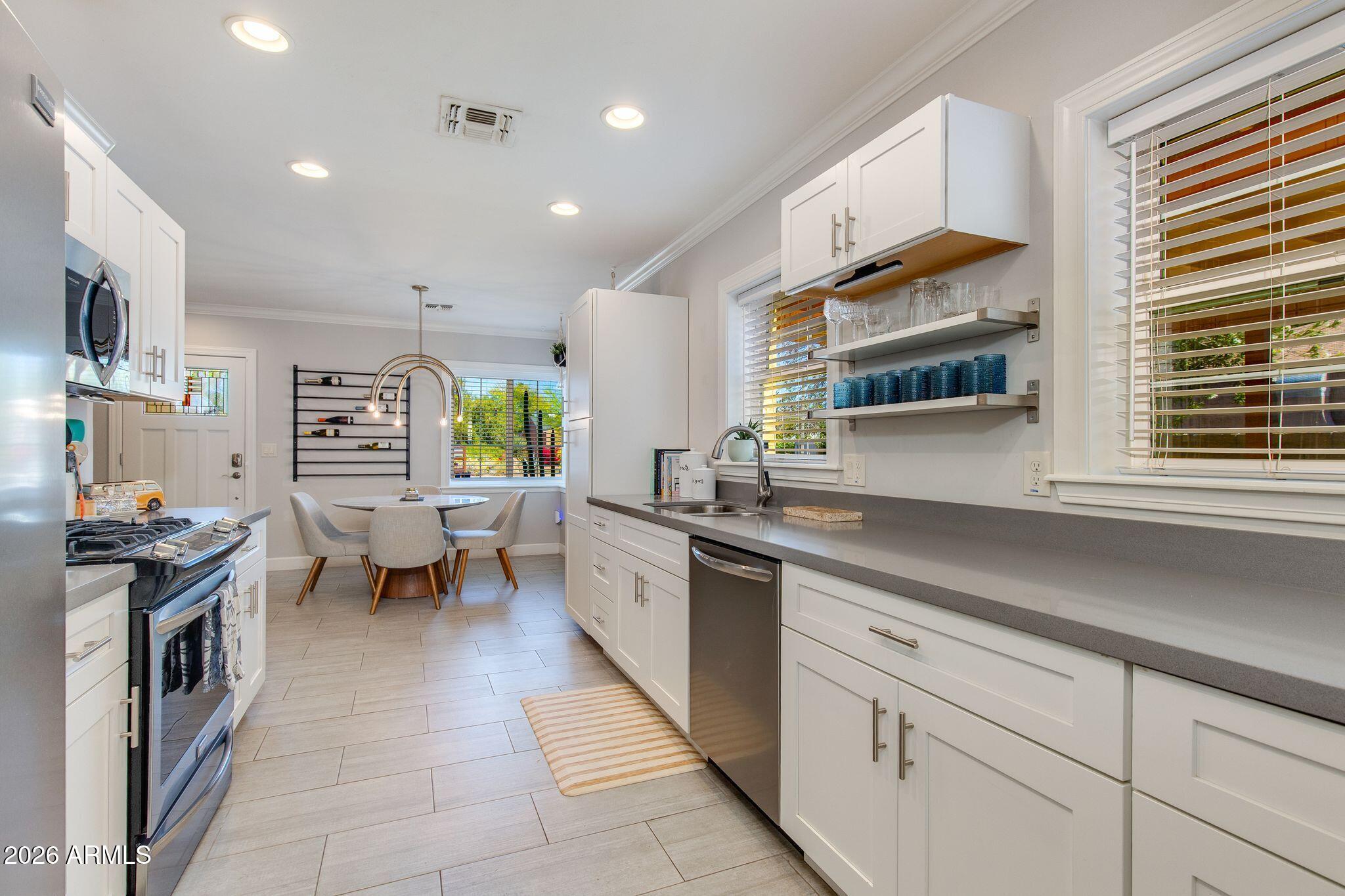 1413 W GLENROSA Avenue