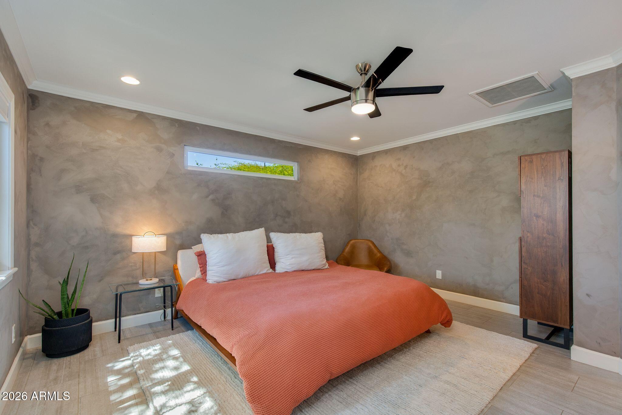 1413 W GLENROSA Avenue