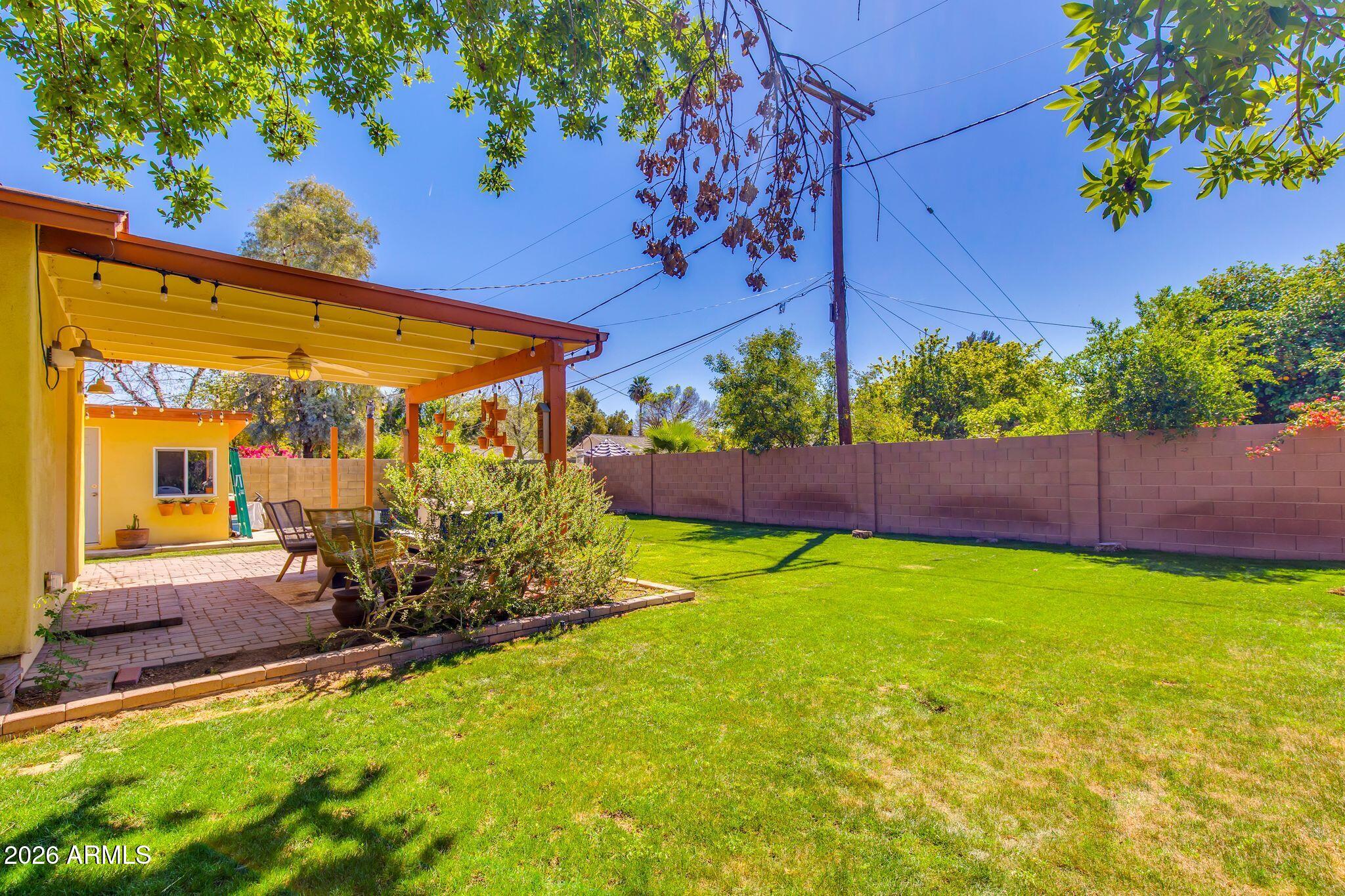 1413 W GLENROSA Avenue