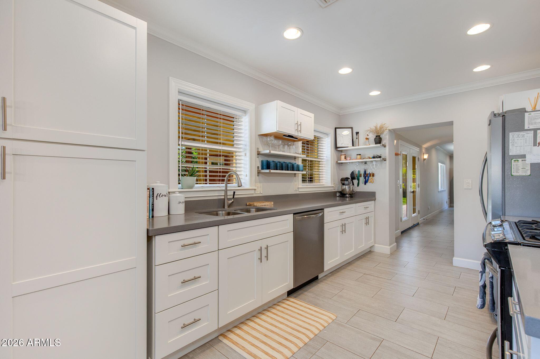 1413 W GLENROSA Avenue