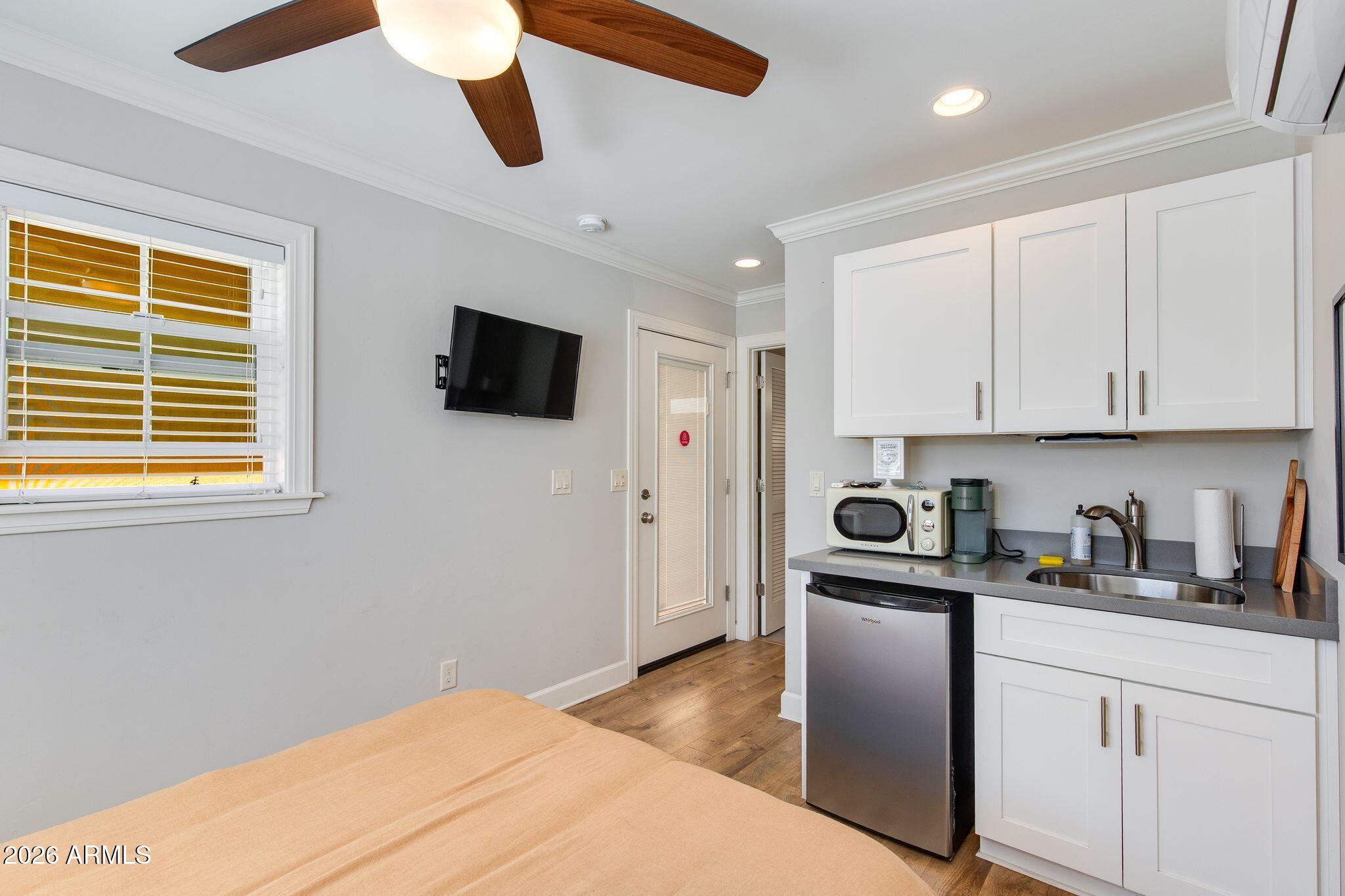 1413 W GLENROSA Avenue